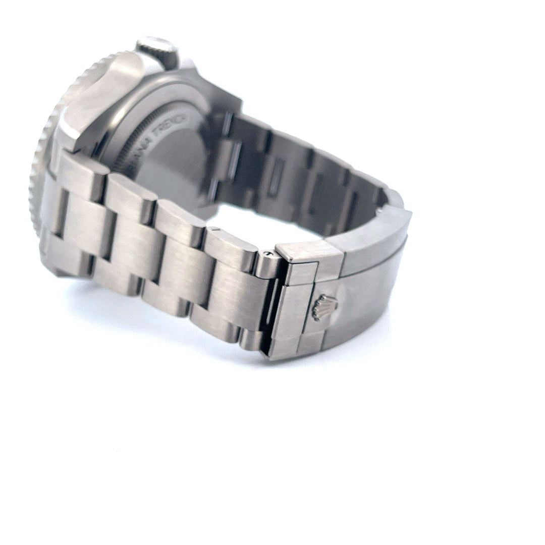 Rolex Sea-Dweller Deepsea Challenge / Unworn / Full-Set / 2023 / Sticker, Schrägansicht mit Armband, Schließe und Gehäuseboden vor weißem Hintergrund
