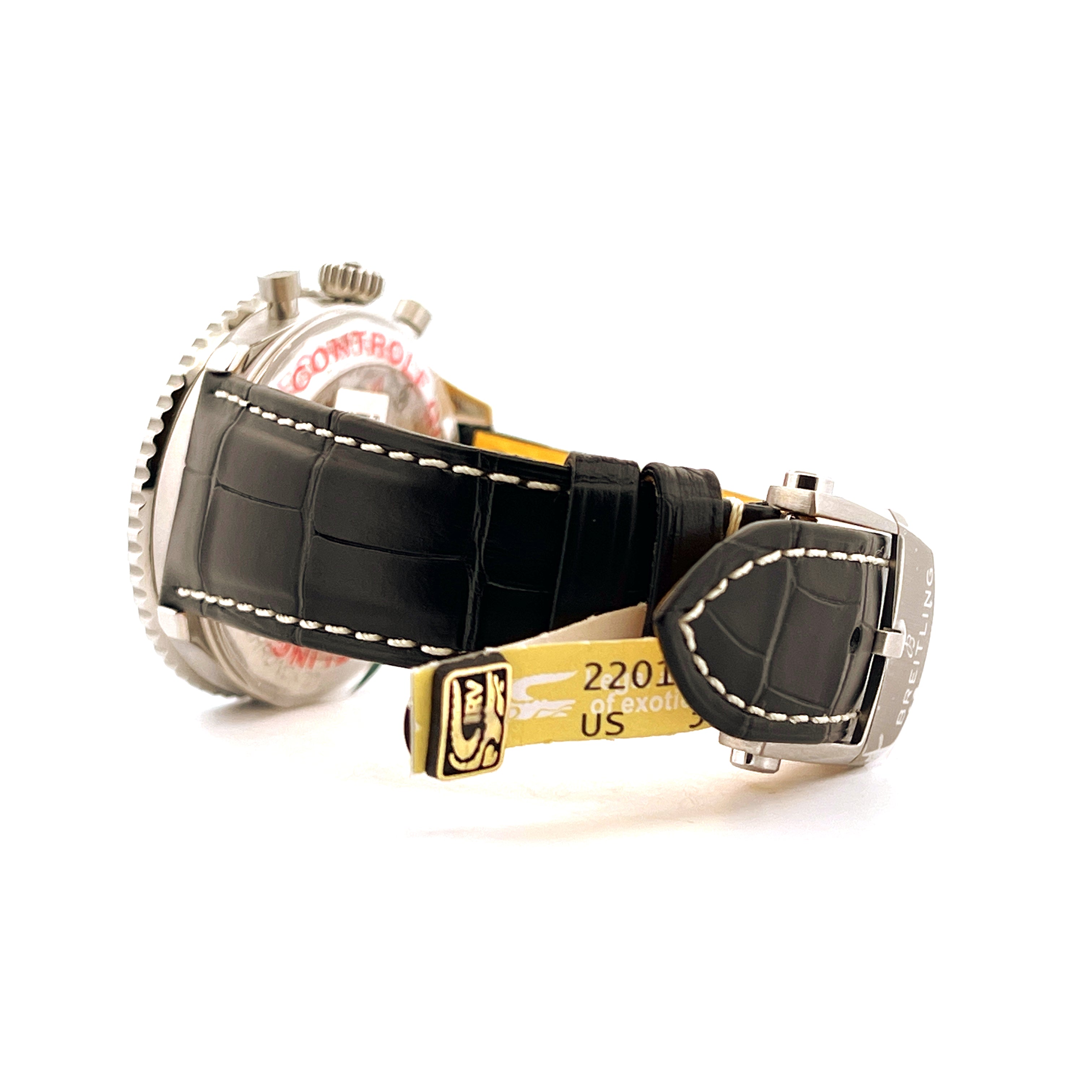 Seitenansicht einer Breitling Navitimer B01 mit schwarzem Krokodillederarmband und Stahlschließe
