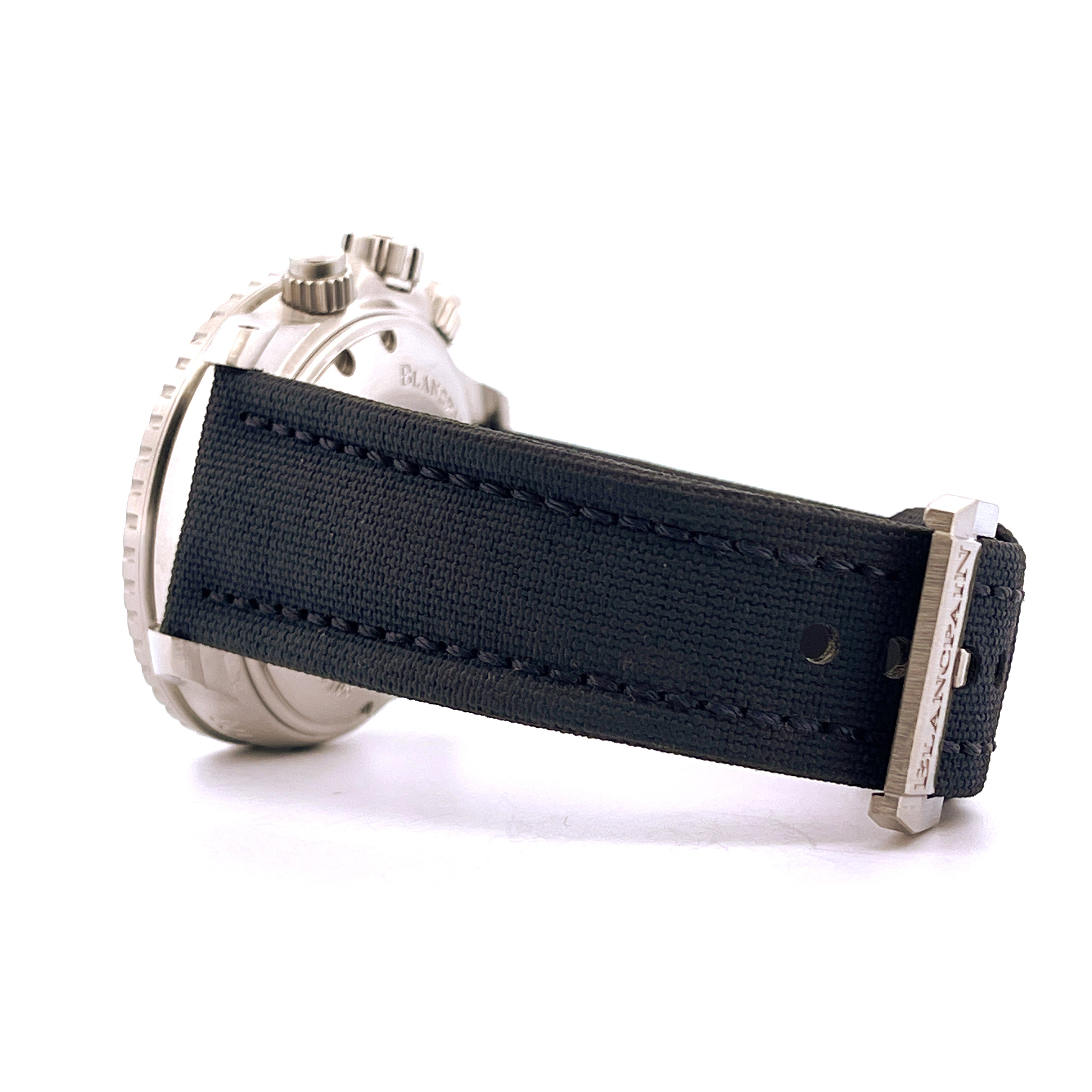 Seitenansicht einer Blancpain Fifty Fathoms mit schwarzem Textilarmband und Edelstahlgehäuse