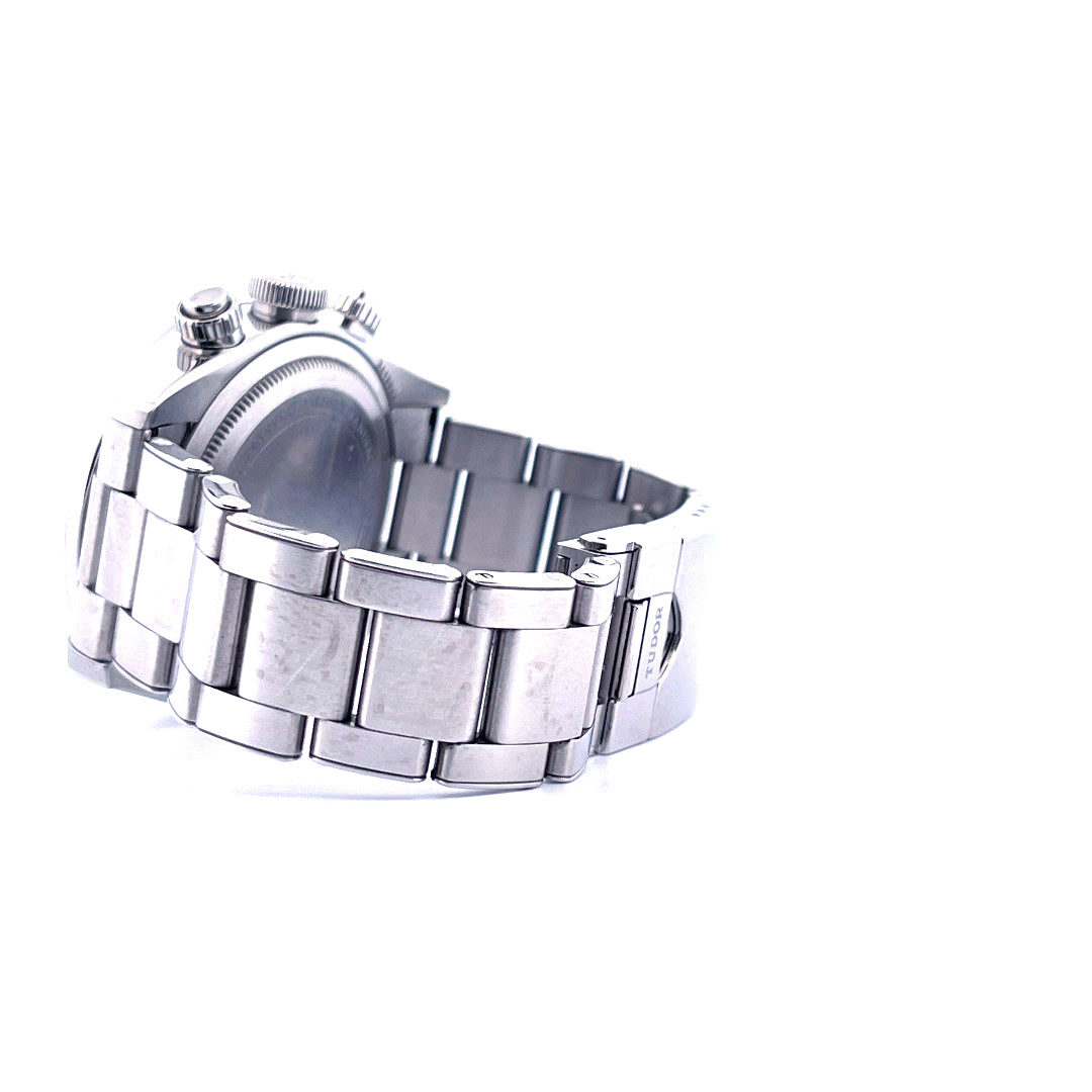 Tudor Black Bay Chrono aus Stahl mit Armband und Schließe von der Seite auf weißem Hintergrund