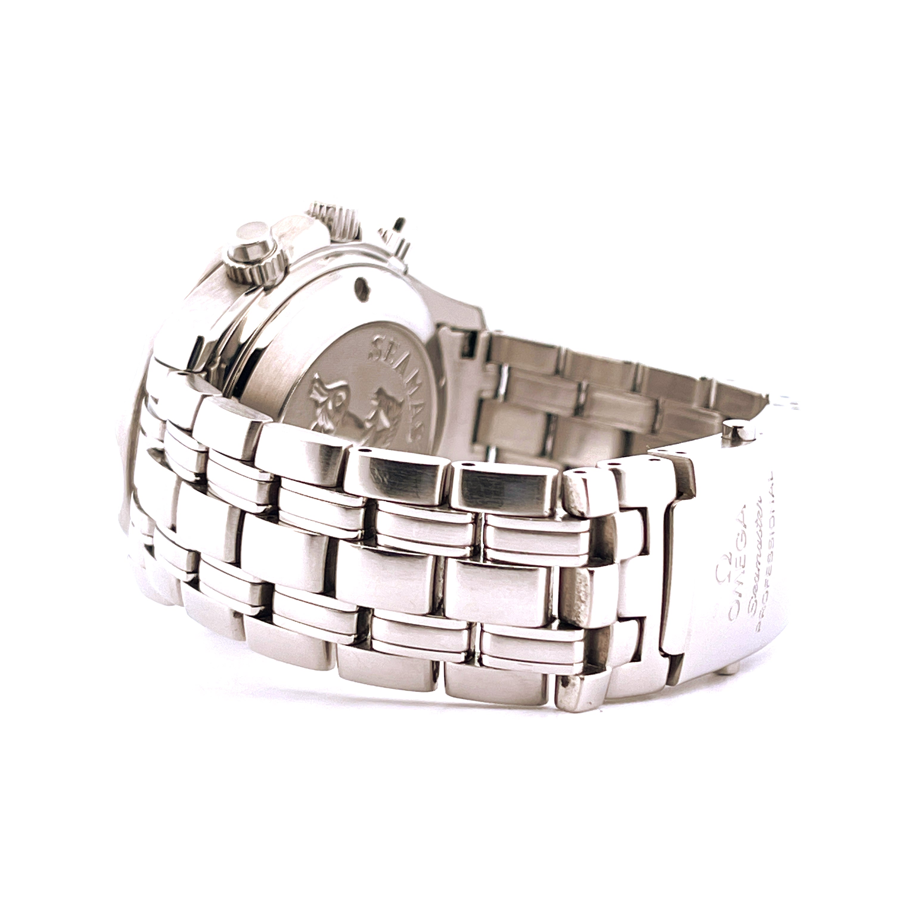 Omega Seamaster Diver Chronograph von der Seite, Edelstahlgehäuse und Armband mit geprägtem Omega-Logo auf der Schließe