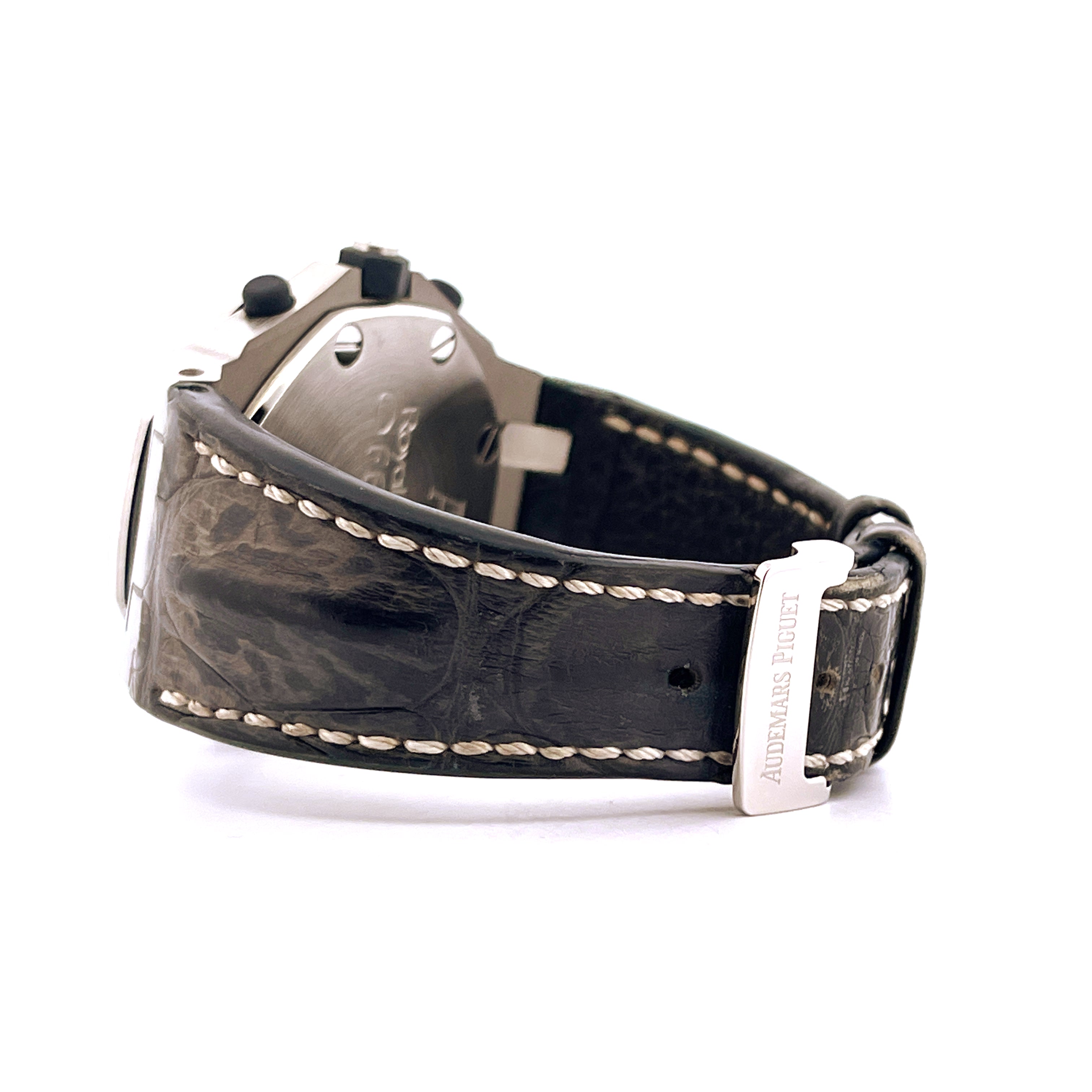 Seitenansicht eines Audemars Piguet Royal Oak Offshore mit schwarzem Krokodillederarmband und silberner Schließe