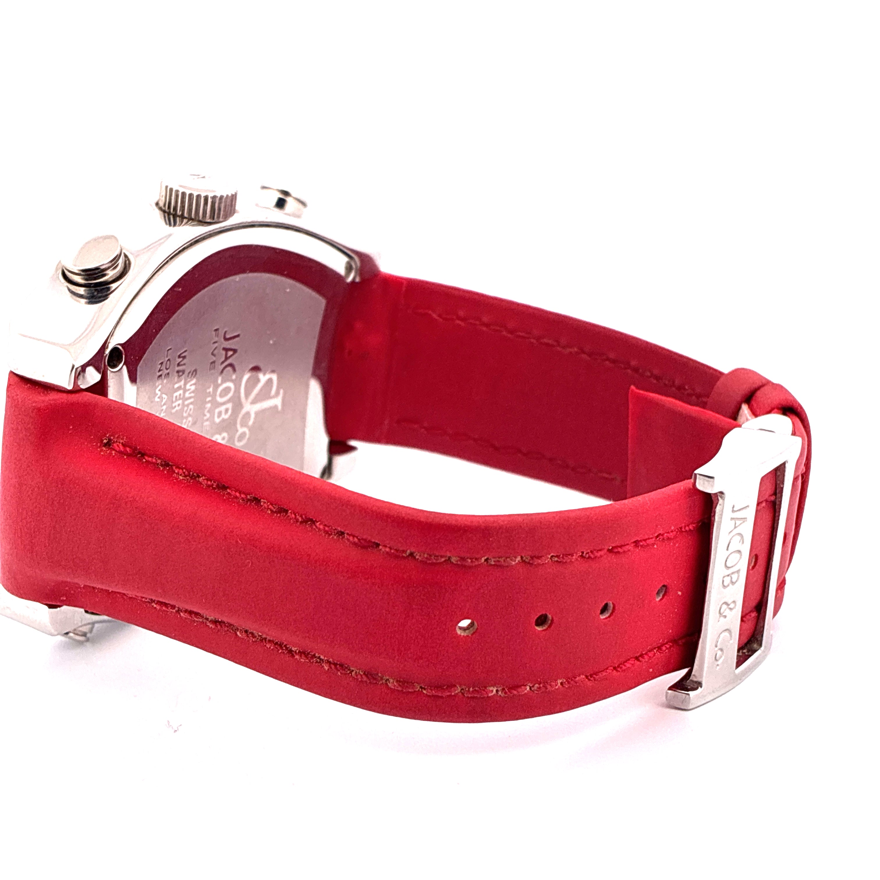 Jacob & Co. Five Time Zone Tonneau Armbanduhr Seitenansicht mit rotem Lederarmband und Silberschließe