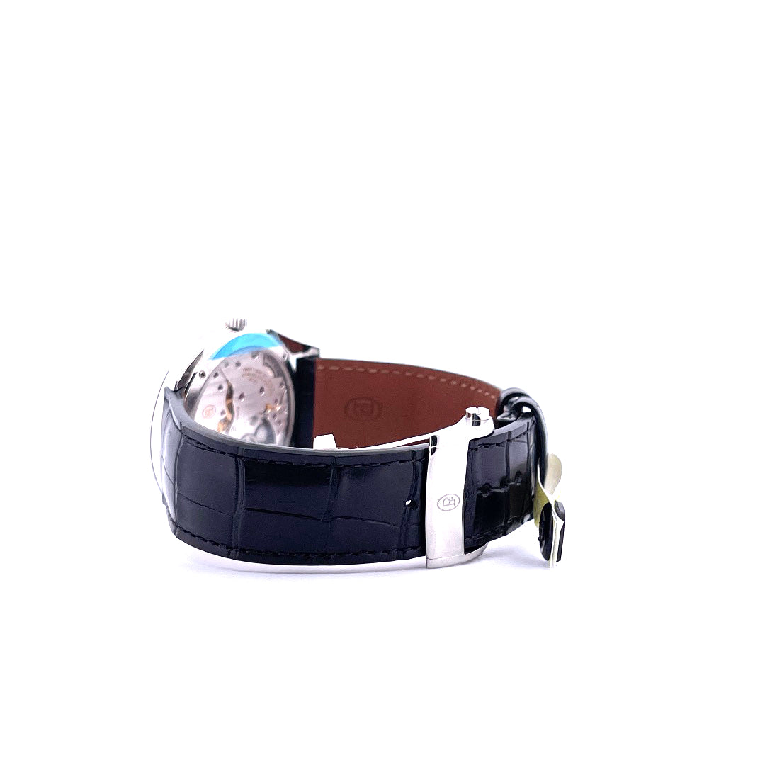 Seitenansicht einer Parmigiani Tonda 1950 aus Stahl mit schwarzem Kroko-Lederband und Automatikwerk