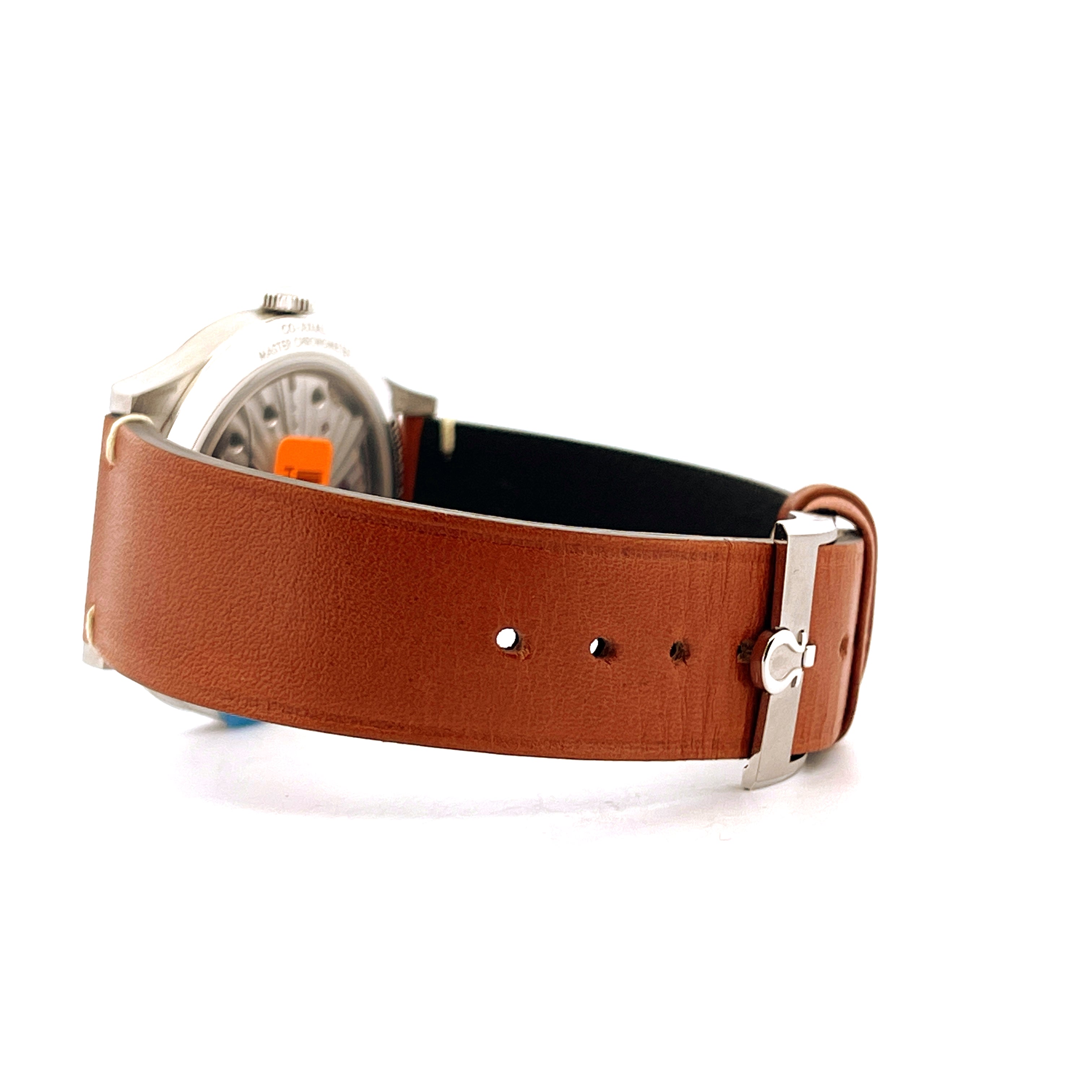 Seitenansicht der Omega CK 859 mit braunem Lederarmband und Edelstahlschließe auf weißem Hintergrund