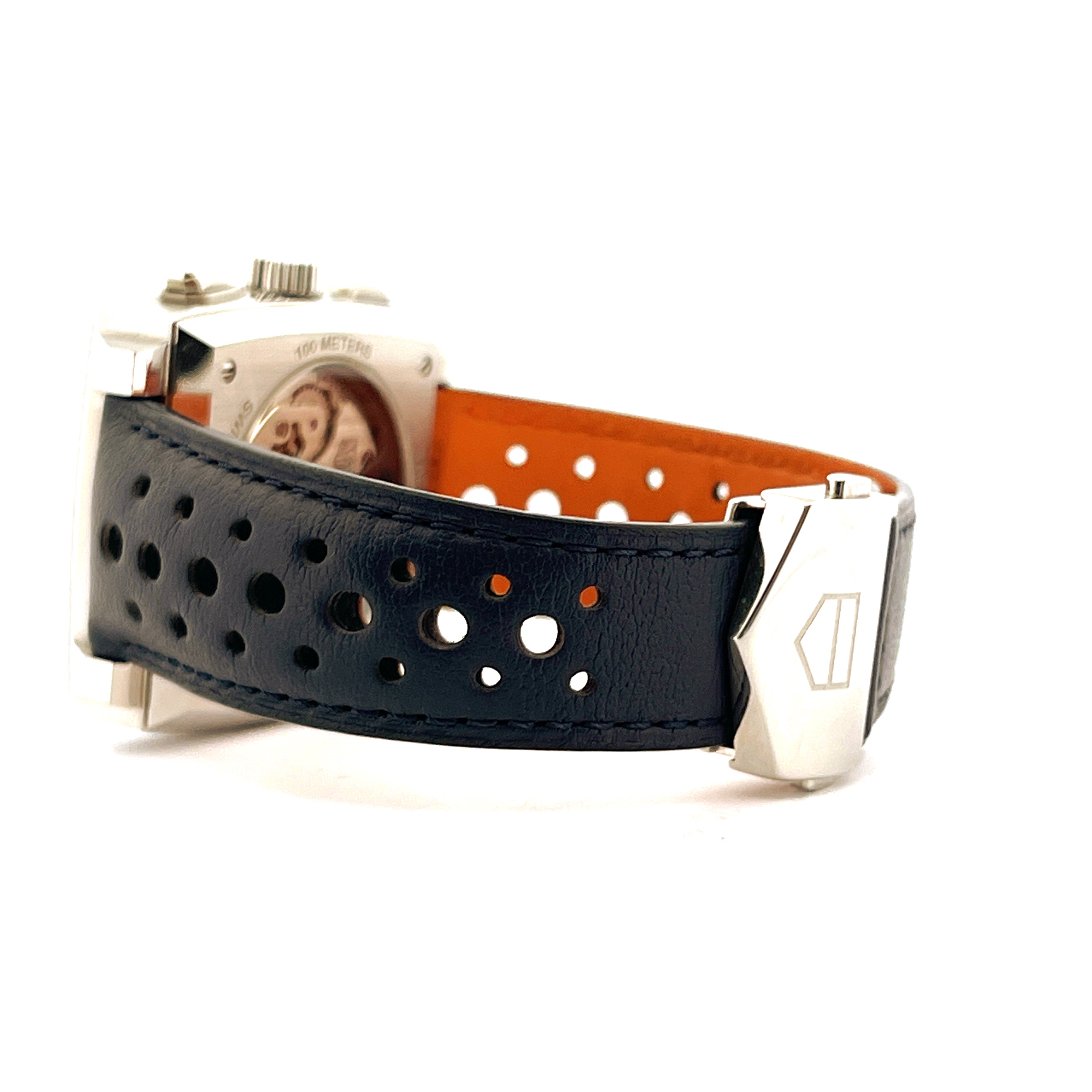 Tag Heuer Monaco Gulf im Detail: Schwarzes Loch-Armband mit orangefarbenem Futter und silberner Schließe mit Logo