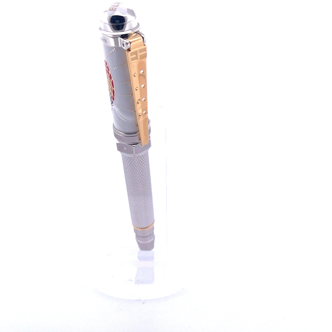 Montblanc Elvis Limited Edition Rollerball auf weißem Hintergrund mit starker Seitenansicht