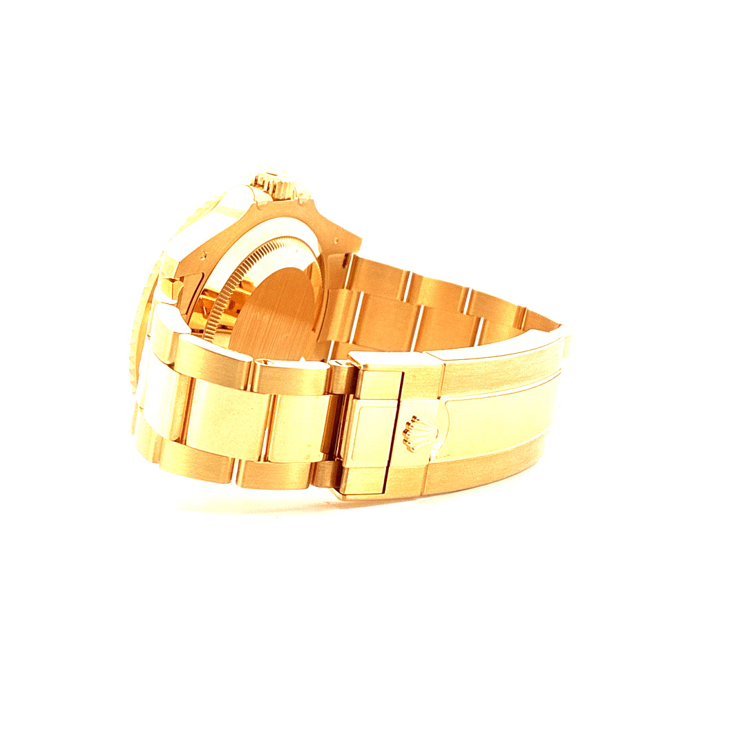 Rolex Submariner Date 126618LB Gelbgold Automatik auf weißem Hintergrund Seitenansicht