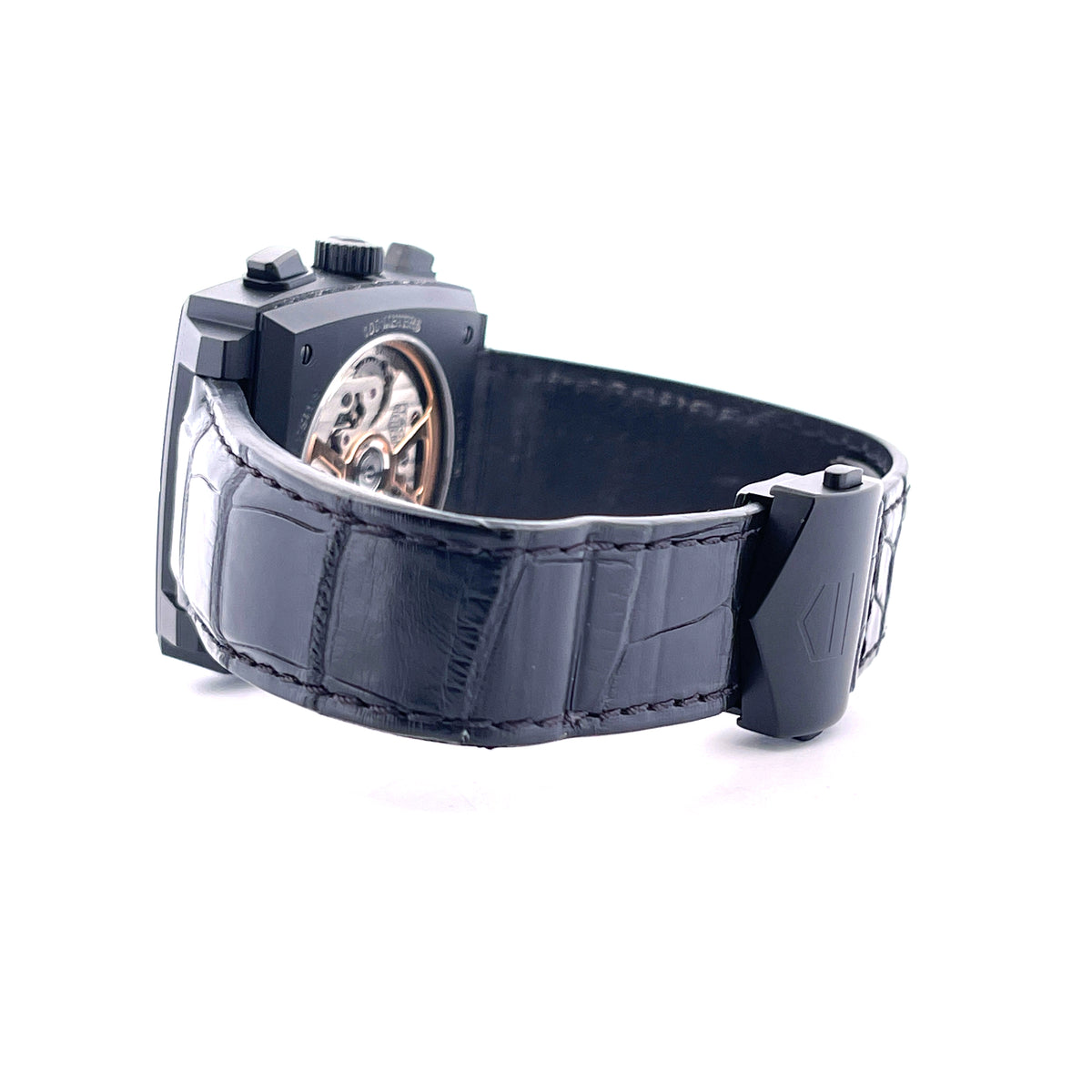 Tag Heuer Monaco "Dark Lord" Titan / Service 2026 / very good Condition / 20cm wrist size, Schrägansicht mit Gehäuseboden, Armband und Schließe vor weißem Hintergrund