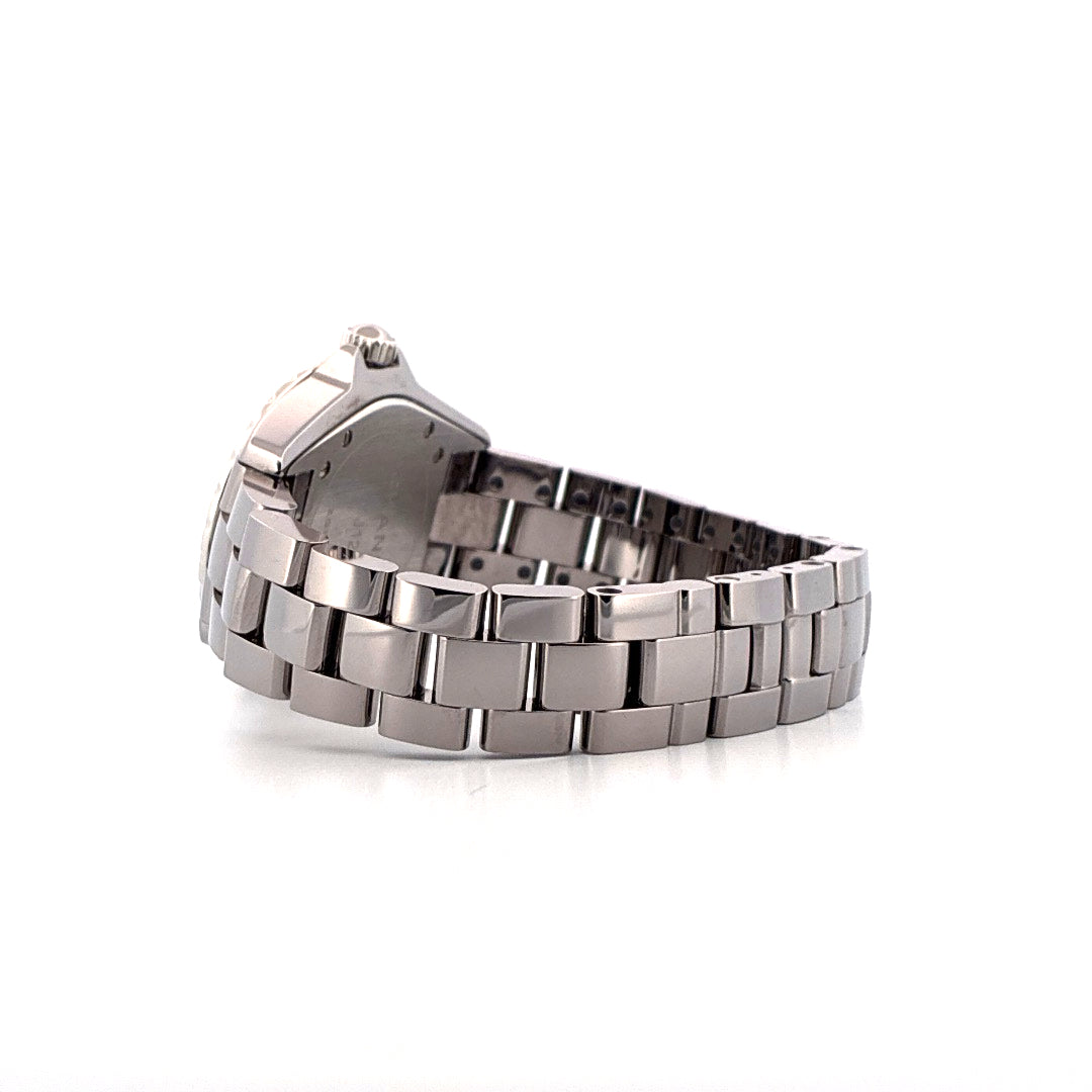 Chanel J12 33mm von der Seite mit silbernem Keramikarmband