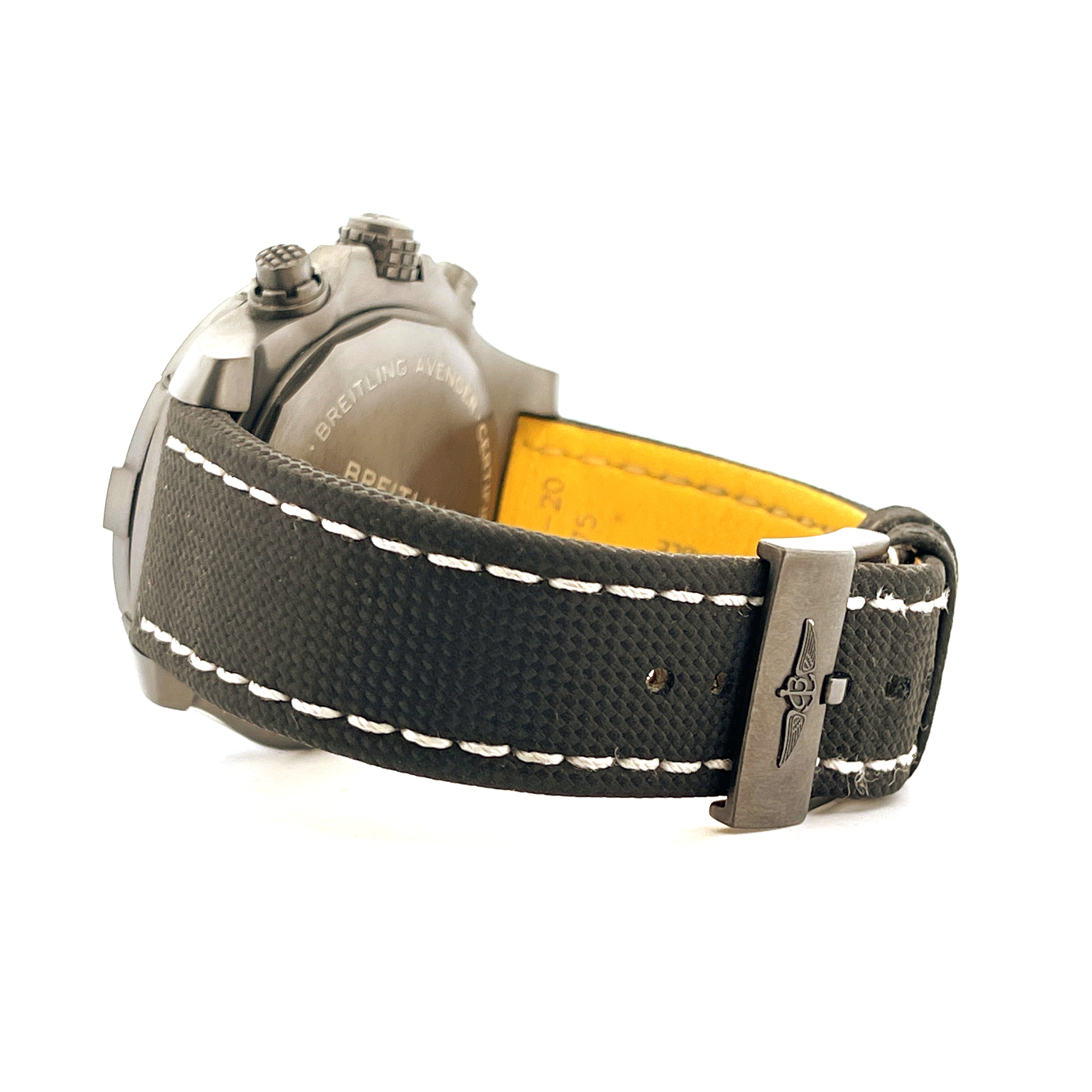 Seitenansicht einer Breitling Avenger Chronograph Night Mission Uhr mit schwarzem Textilarmband und Titanschließe