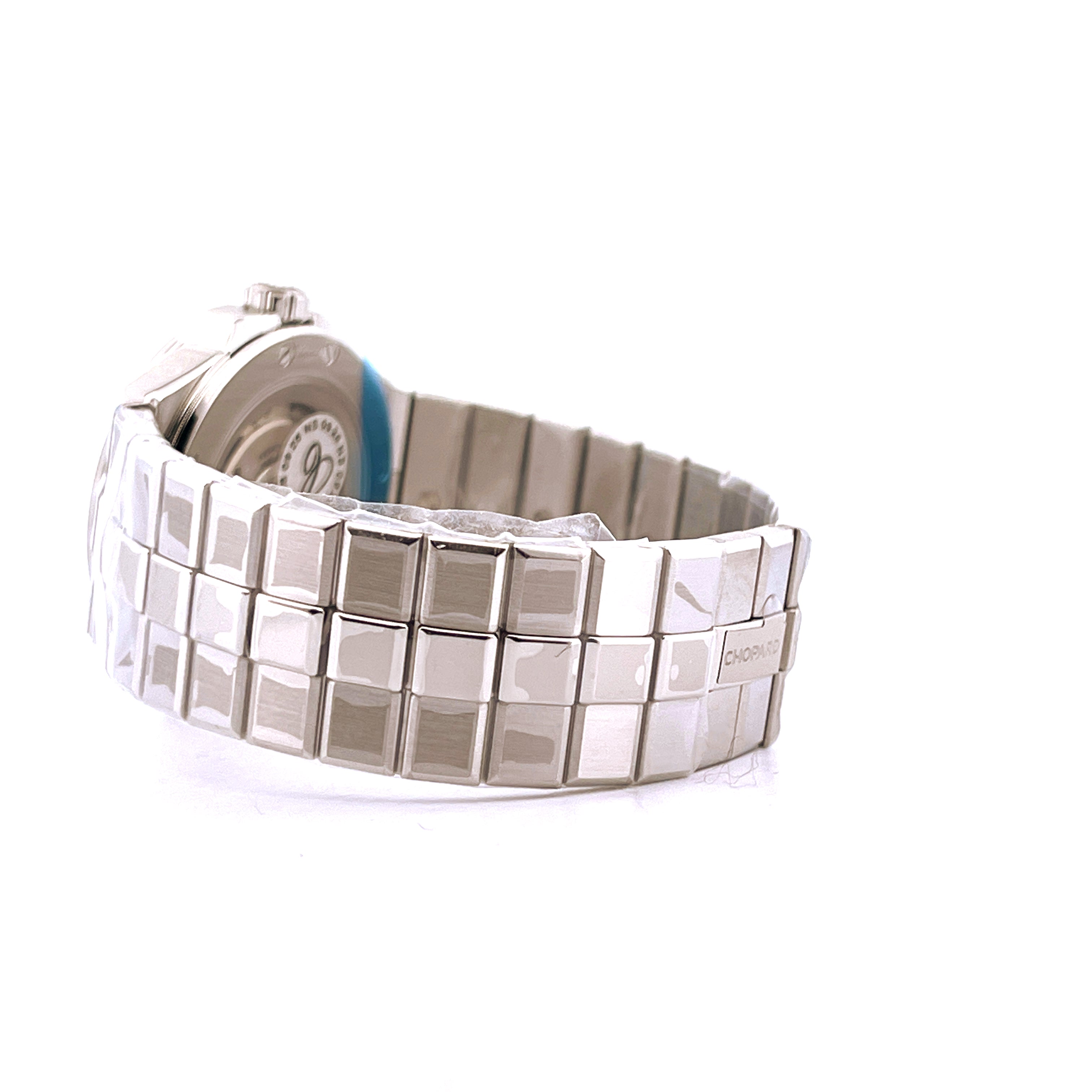 Eine Chopard Alpine Eagle 33mm aus Edelstahl mit Würfelarmband in Seitenansicht