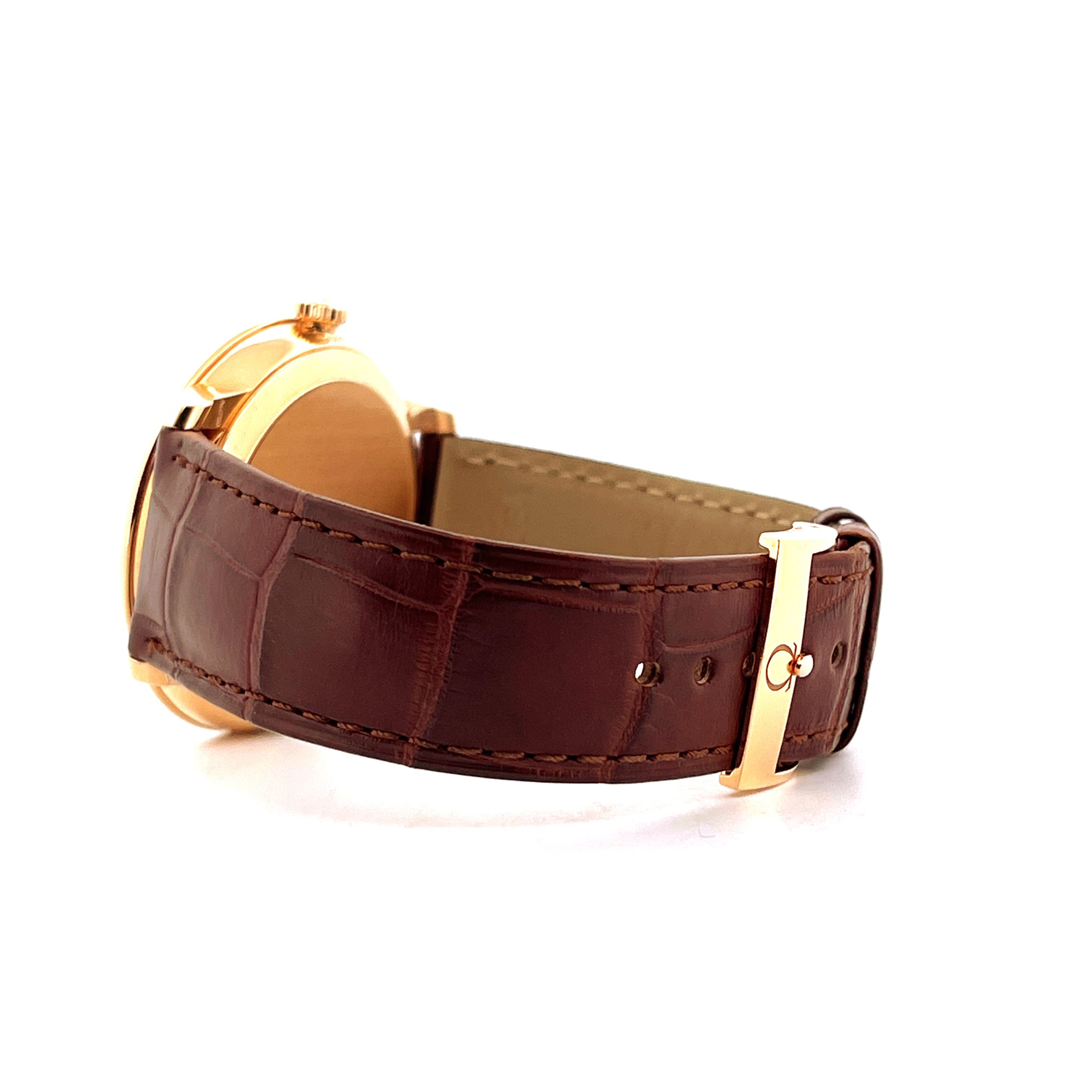 Omega De Ville Prestige Date im Seitenprofil mit braunem Krokolederarmband und Gelbgoldgehäuse