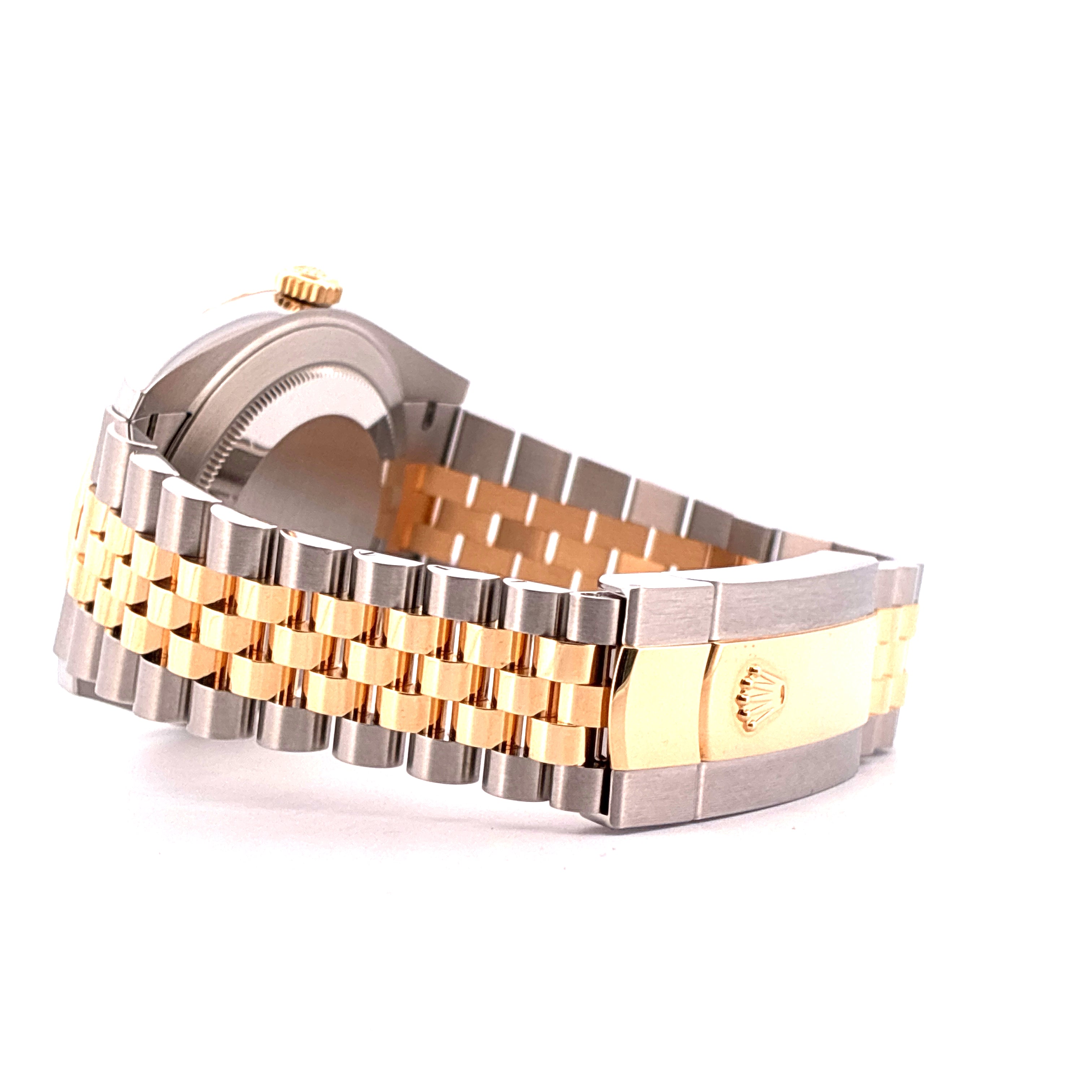Rolex Datejust 41 Bicolor von der Seite, detaillierter Blick auf das geflochtene Armband aus Stahl und Gold und die Schließe mit Krone auf weißem H…