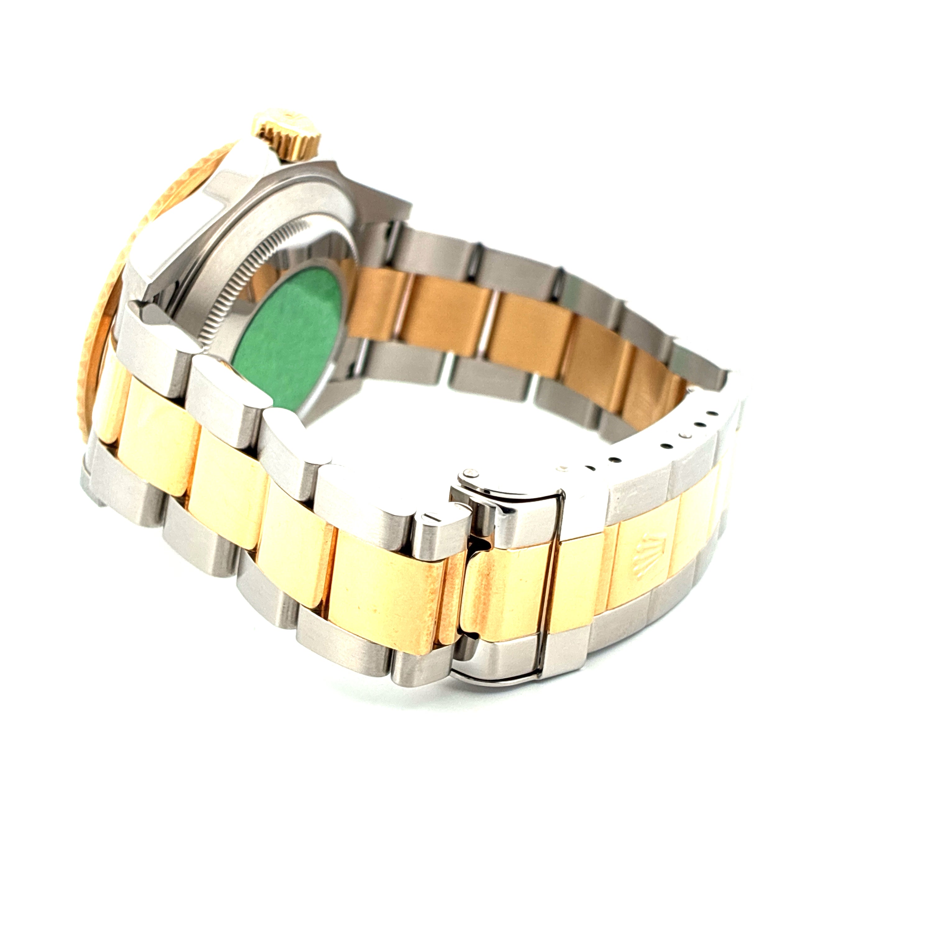 Rolex Submariner Date Bicolor im Seitenprofil, gefertigt aus Stahl und Gold, mit einem grünen Zifferblatt und Bandanstößen aus Stahl und Gold