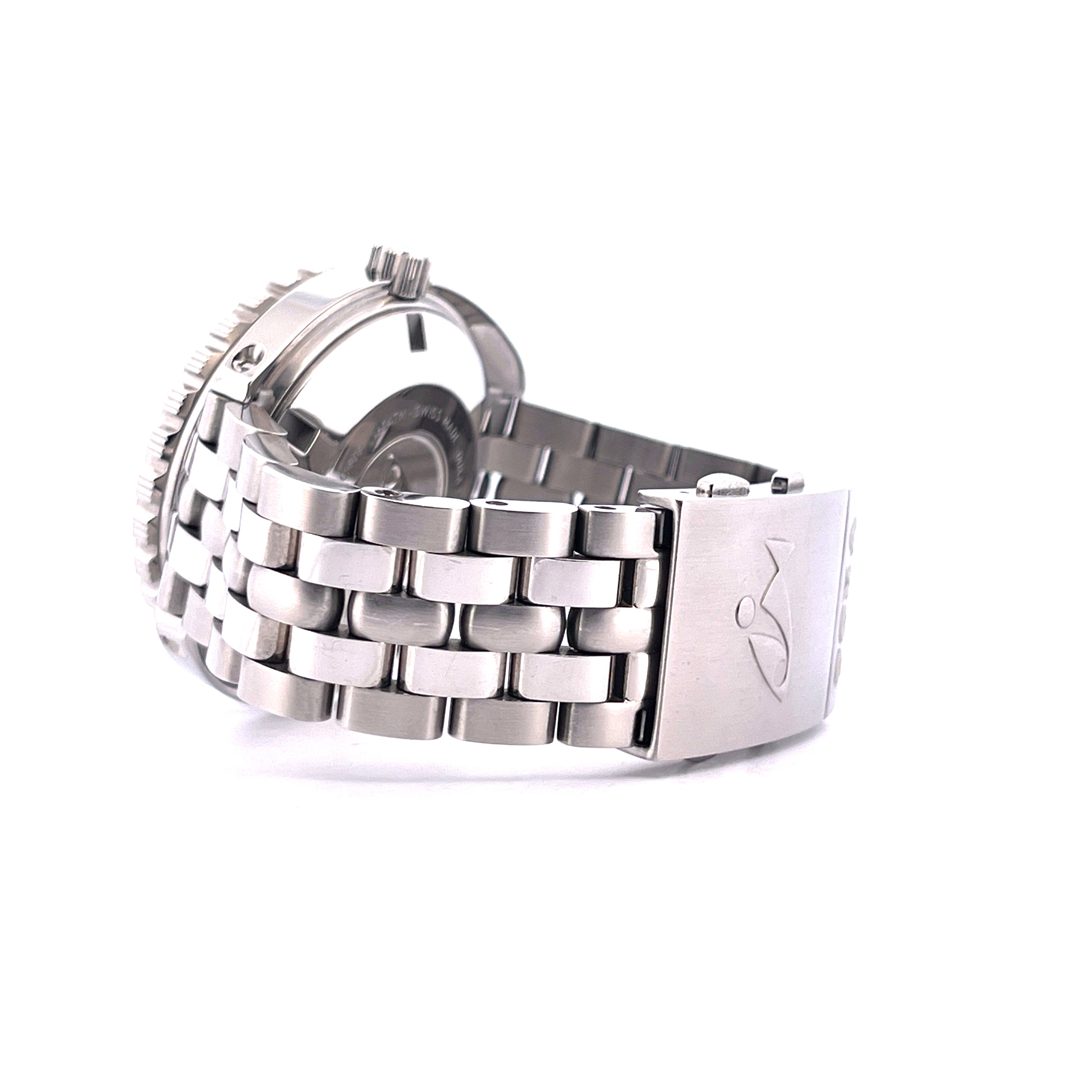 DOXA Sub 1500t mit Edelstahlarmband und Schließe mit Logo von der Seite aufgenommen auf weißem Hintergrund