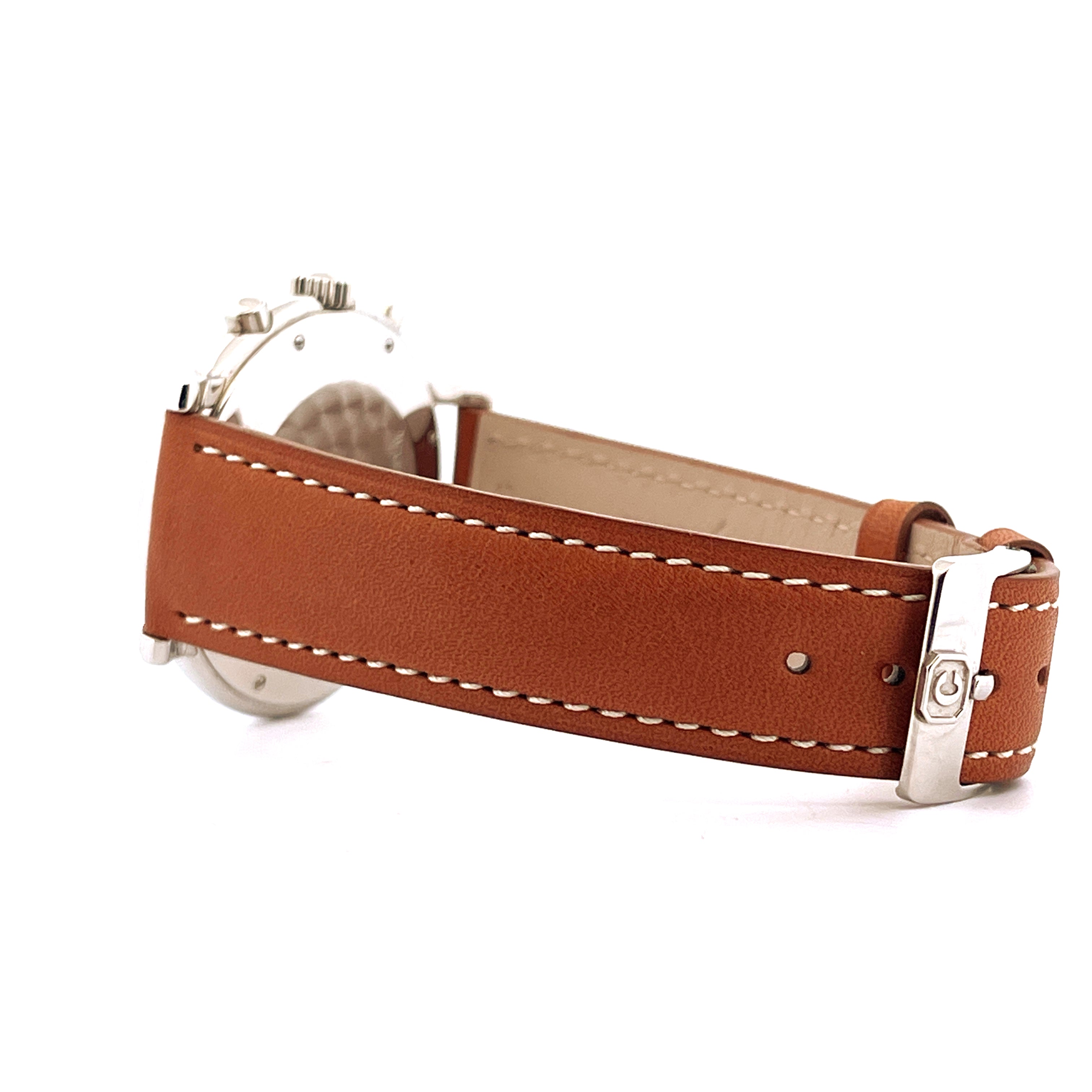 Chopard Mille Miglia Quarz von der Seite mit braunem Lederarmband und Edelstahlschließe auf weißem Hintergrund