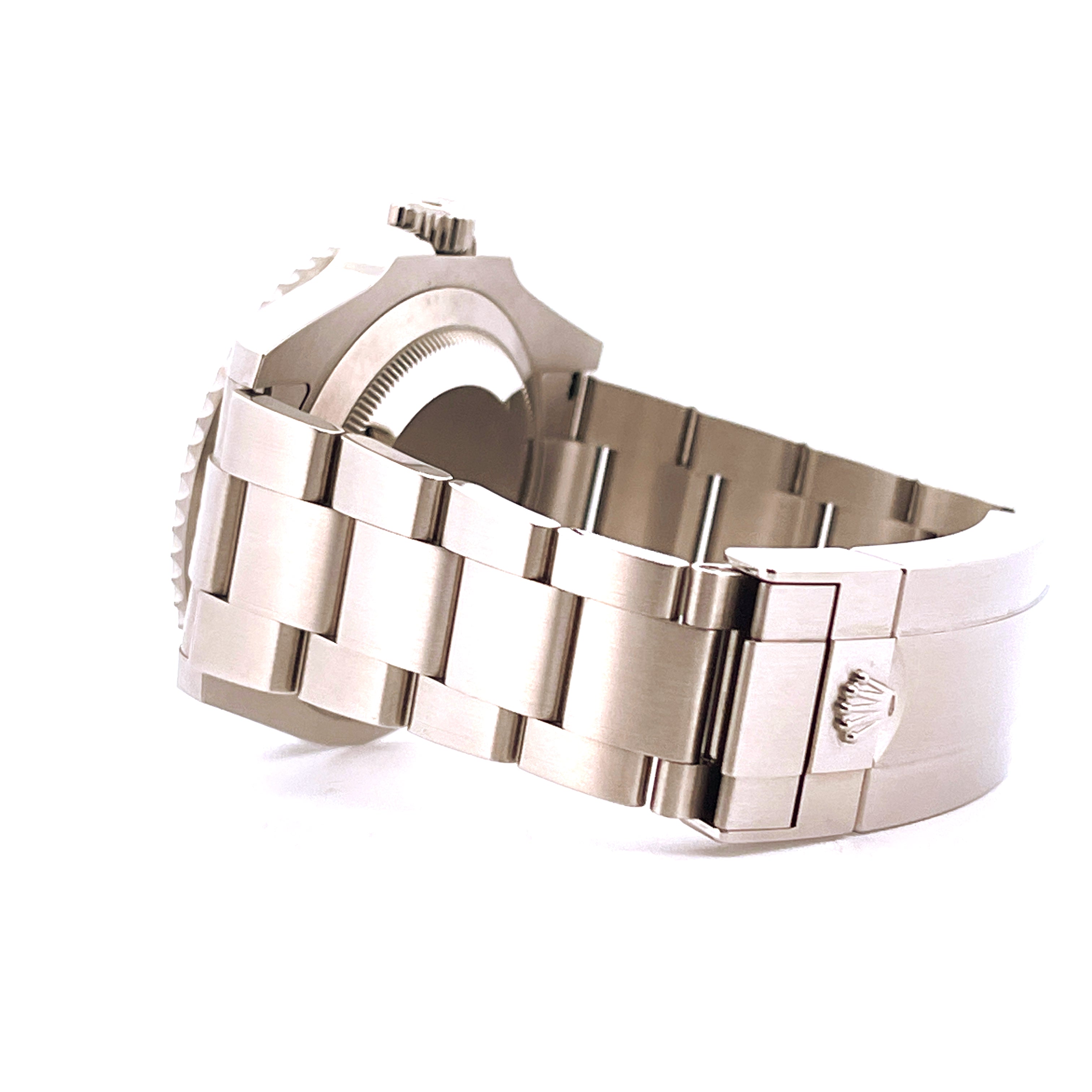 Rolex Submariner 124060 NoDate aus Stahl im Detail mit Automatikwerk und Schliesse auf weissem Hintergrund