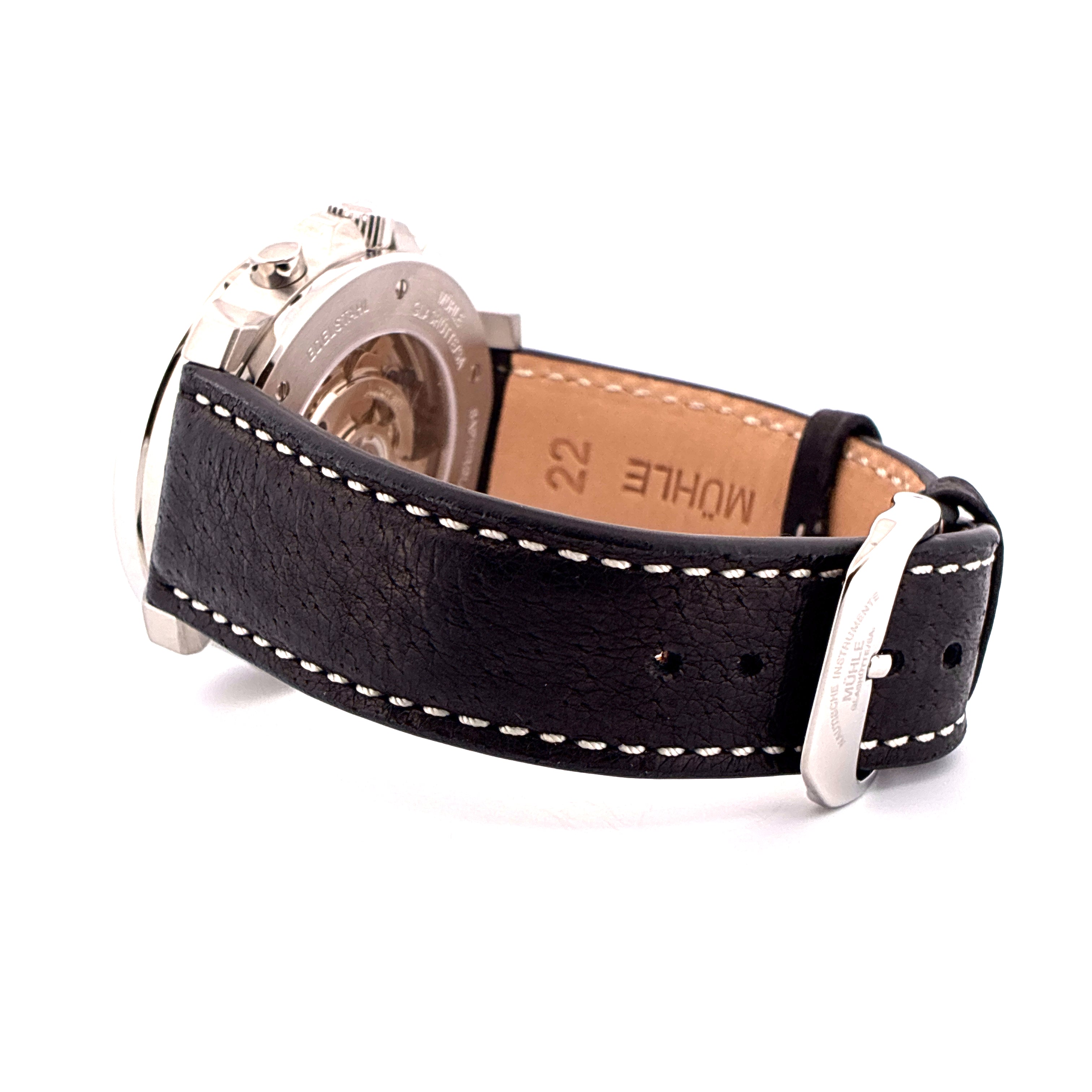 Mühle Glashütte 29er Chronograph, Lederarmband mit Nähten, Metallschließe, weißer Hintergrund