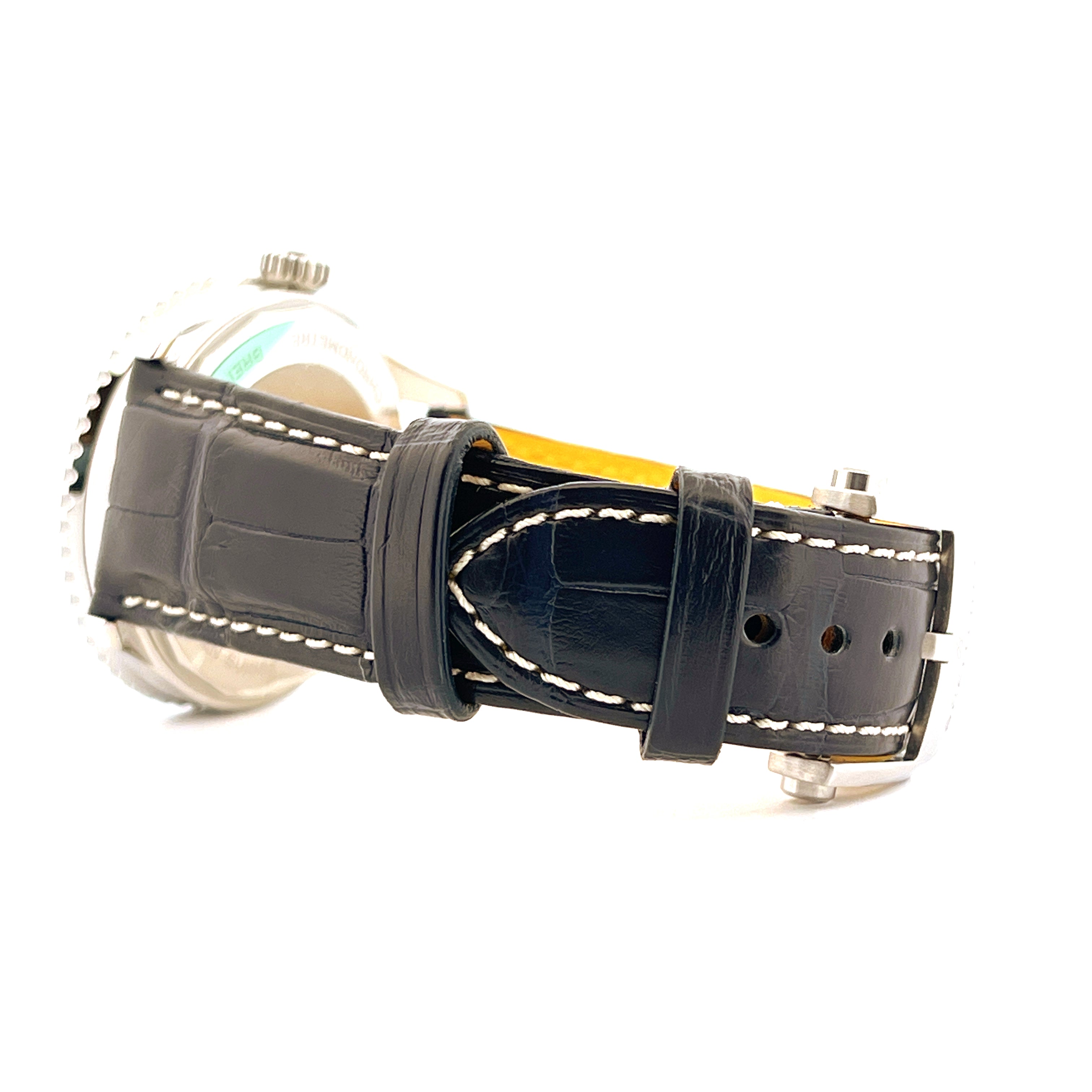 Seitenansicht einer Breitling Navitimer Automatic 41 mit schwarzem Krokodillederarmband auf weißem Hintergrund