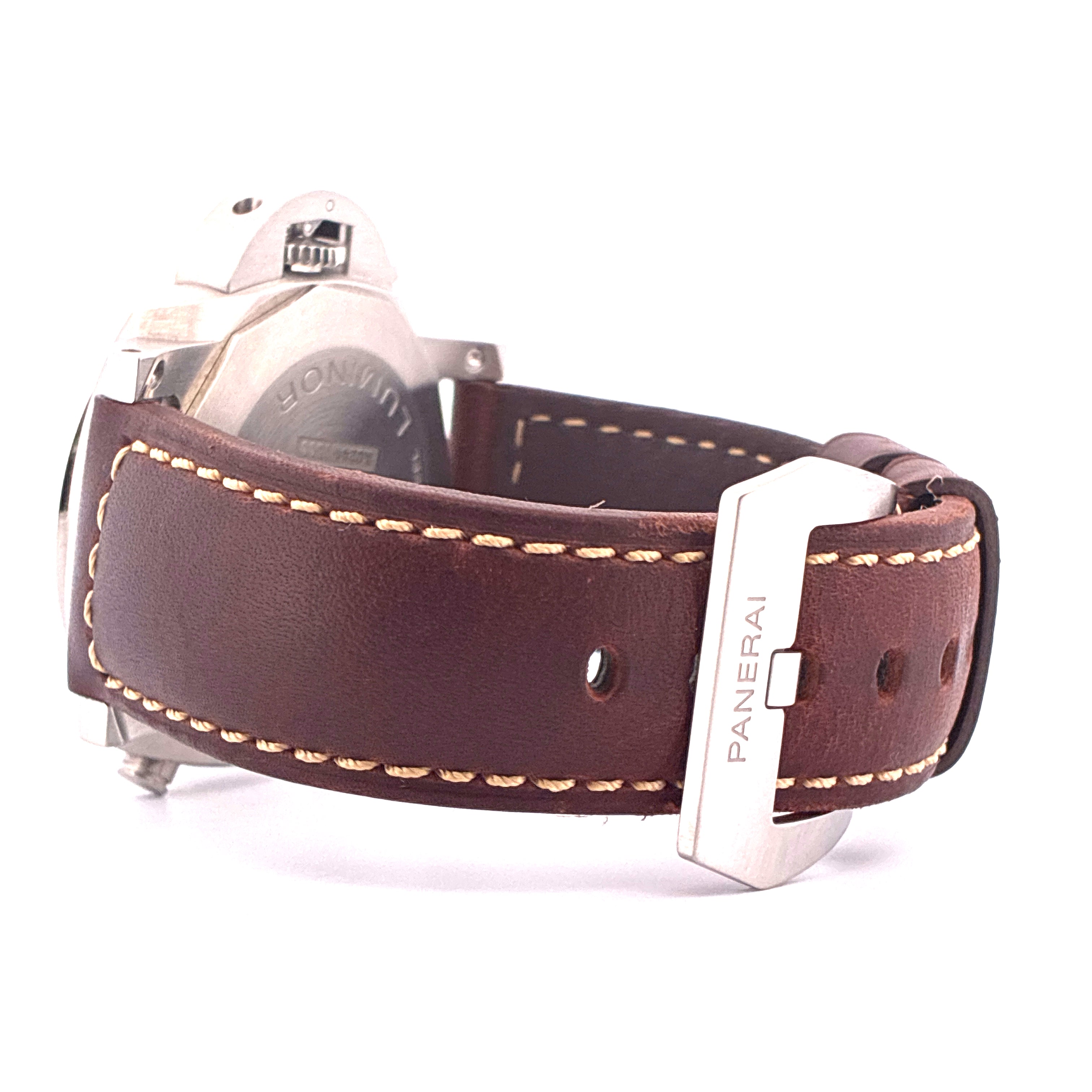 Nahaufnahme einer Panerai Luminor mit braunem Lederarmband und silberner Dornschließe mit eingraviertem Markennamen
