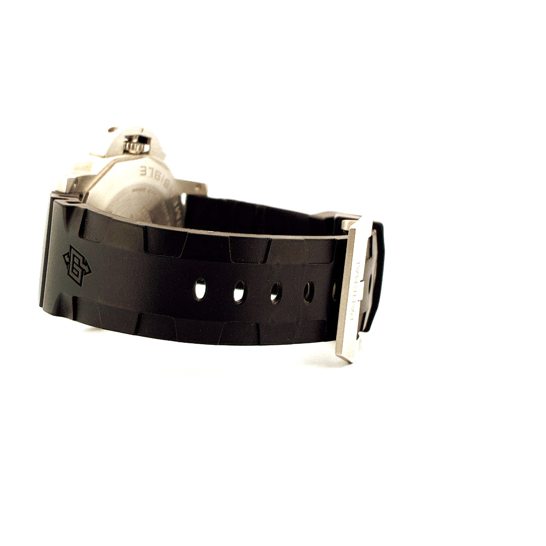 Panerai Luminor Submersible Quarantaquattro Seitenansicht mit schwarzem Kautschukband und Edelstahlschließe
