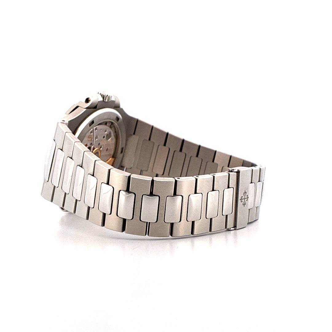 Patek Philippe Nautilus Caliber 26-330 SC von der Seite mit Edelstahlarmband und Patek-Kreuz-Logo
