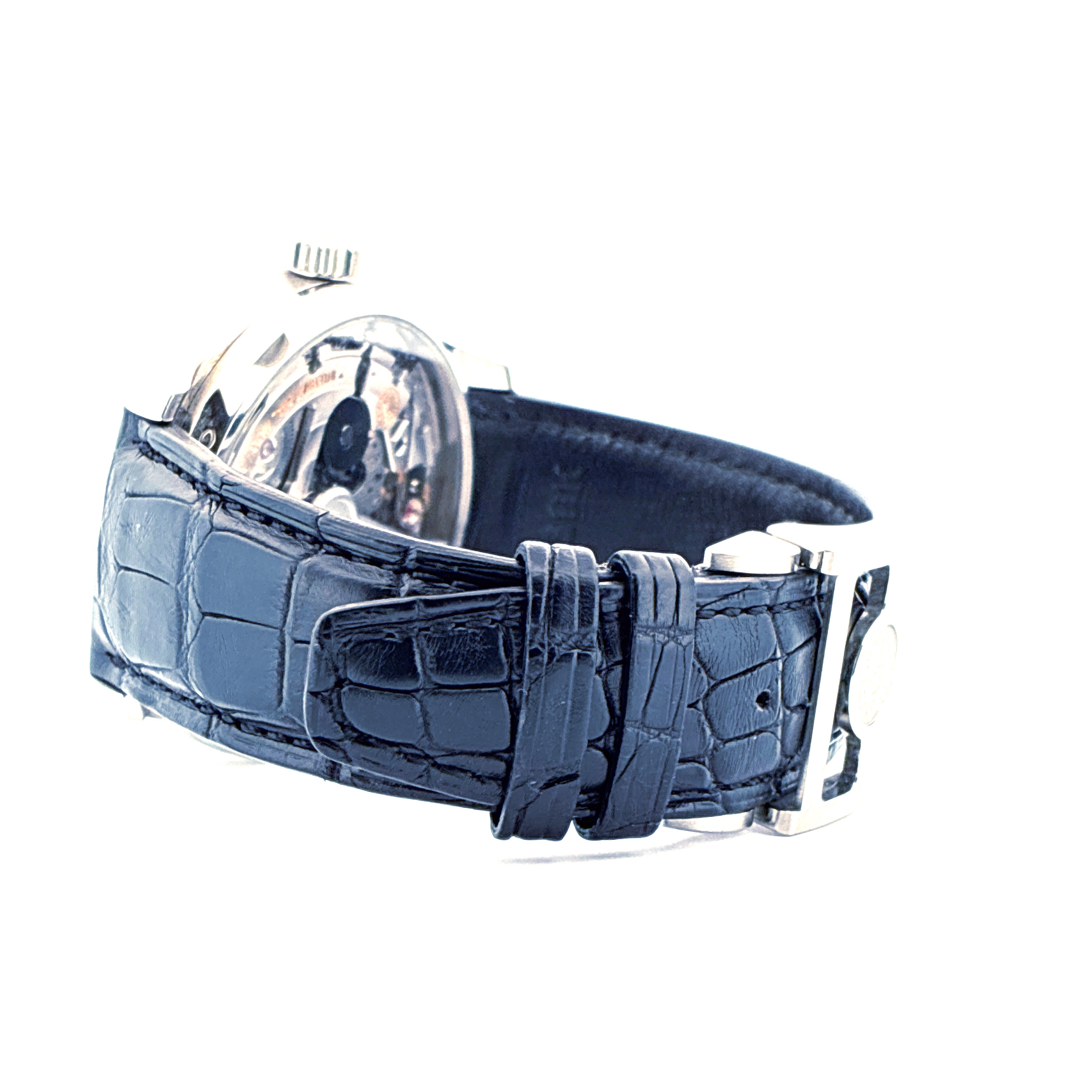 IWC Portugieser Automatik Uhr im Detail mit blauem Krokodillederarmband und Silberschließe vor weißem Hintergrund