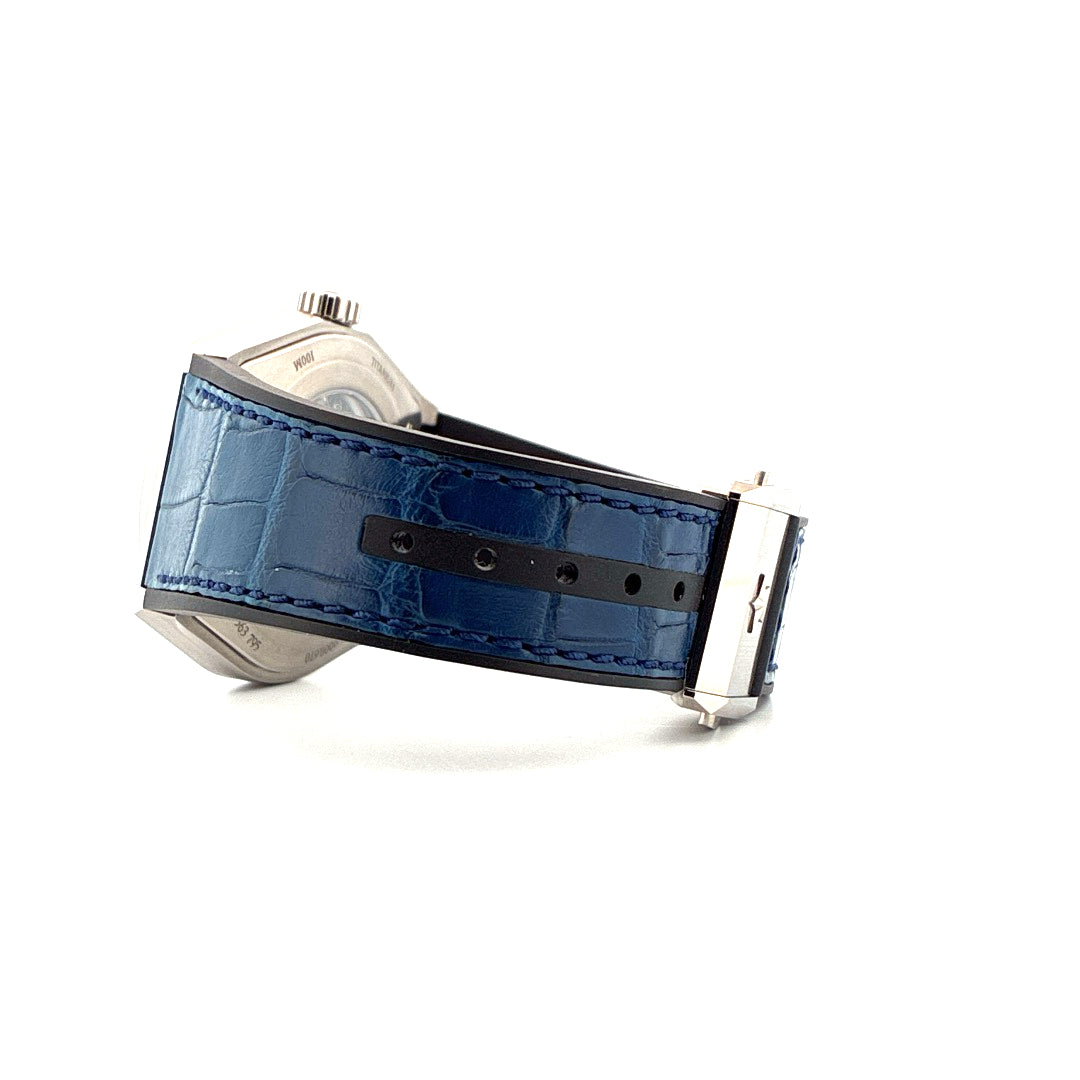 Zenith Defy Classic Titan 41mm mit blauem Krokolederarmband und Titanschließe auf weißem Hintergrund