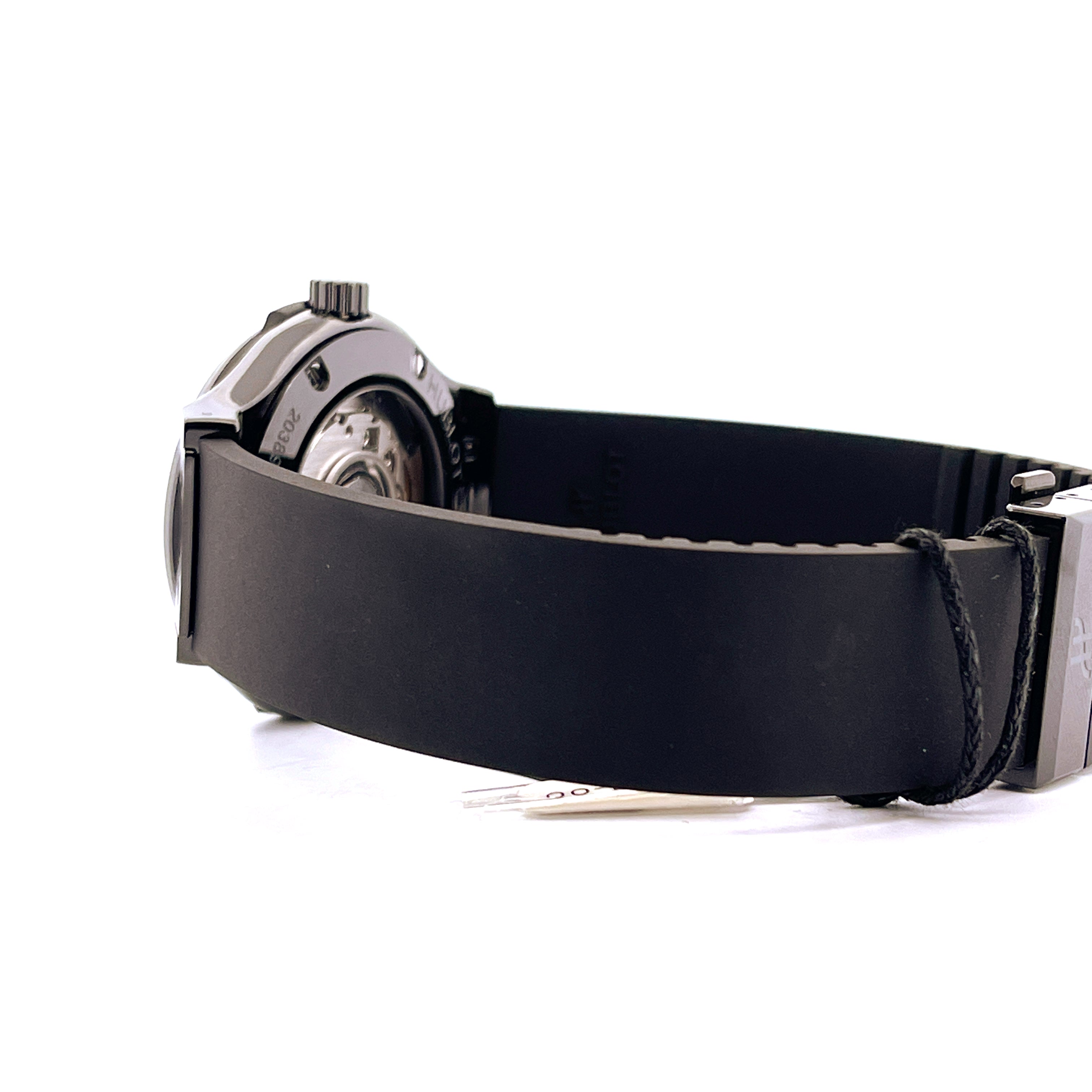Hublot Classic Fusion Original Black Magic 38 mm, Seitenansicht eines schwarzen Kautschukarmbandes mit Edelstahlschließe