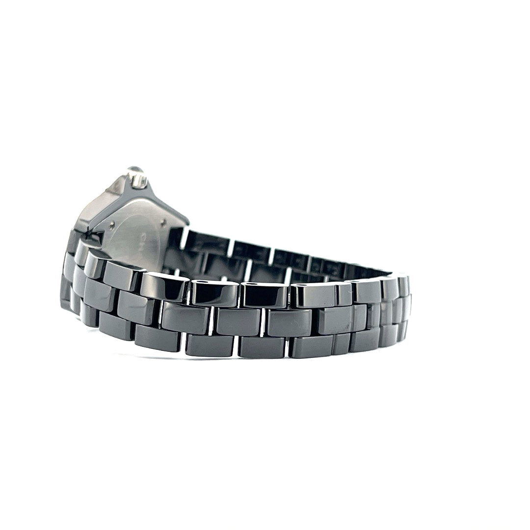 Chanel J12 29mm schwarz aus Keramik, Seitenansicht des Armbands auf weißem Hintergrund