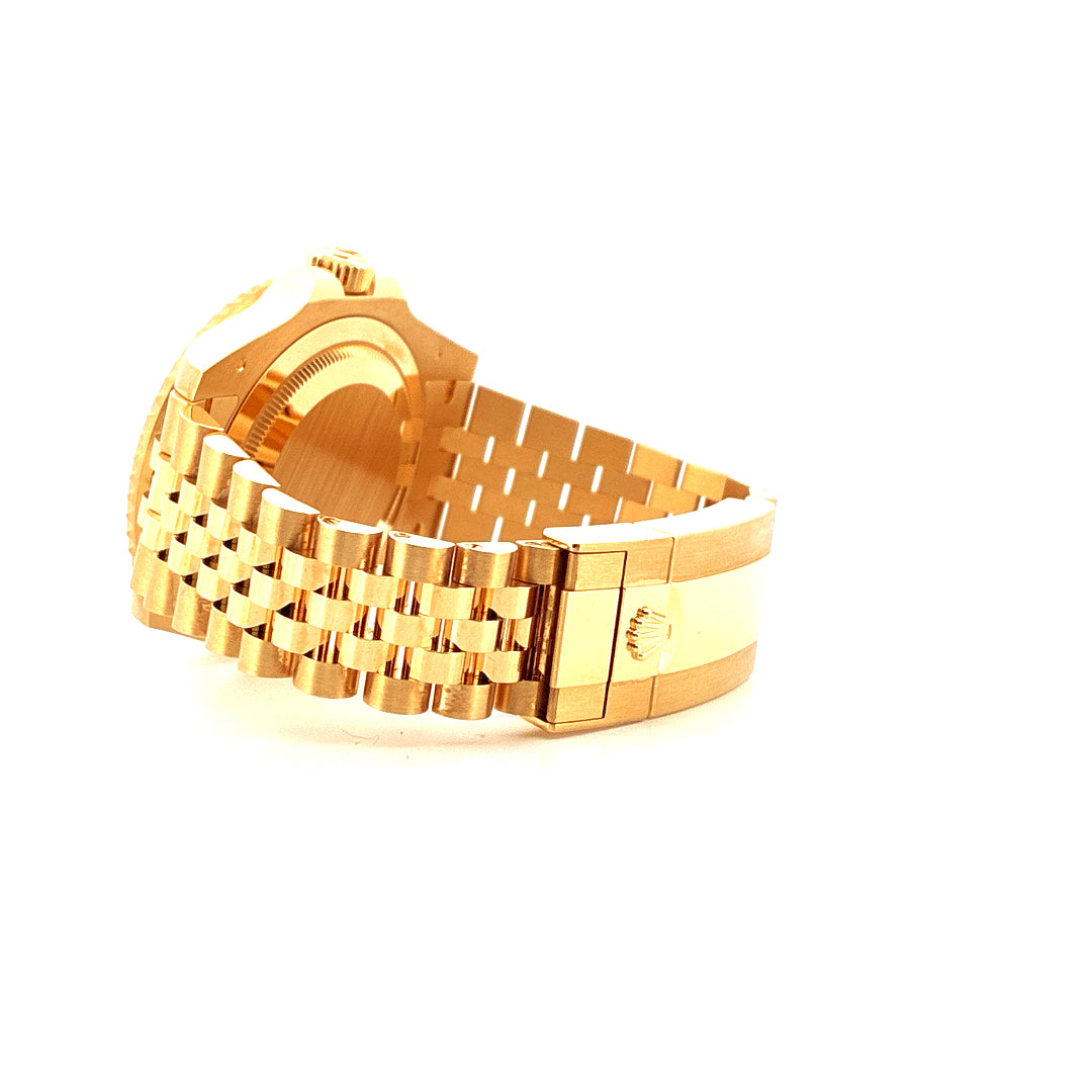Rolex GMT-Master II 126718GRNR Gelbgold Seitenansicht des Armbands und des Gehäuses