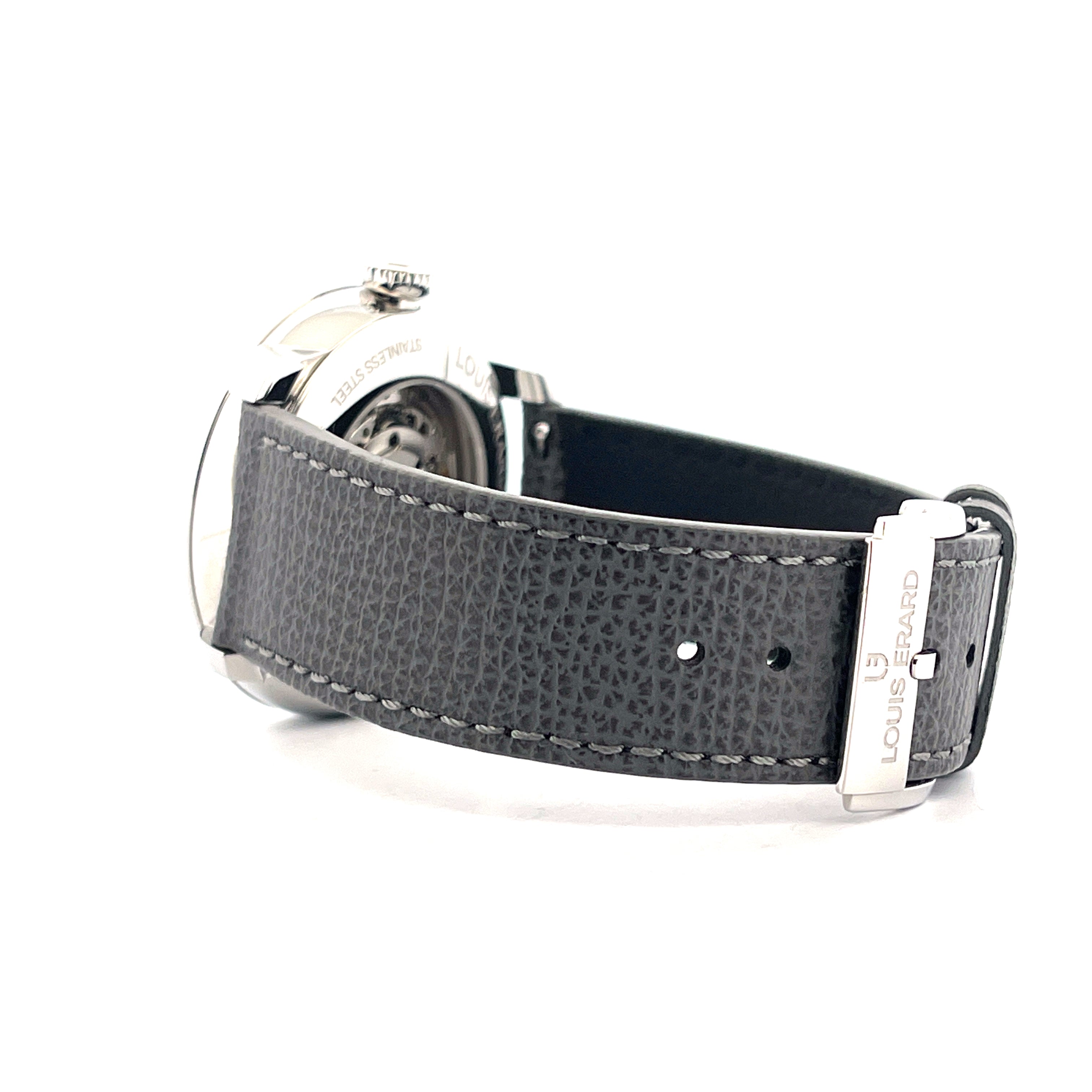Seitenansicht einer Louis Erard Uhr mit dunkelgrauem Lederarmband und Edelstahlschließe