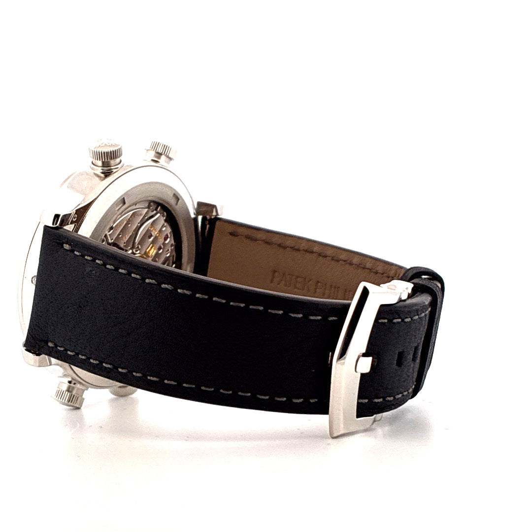 Patek Philippe Grandes Complications Alarm Travel Uhr, Detailansicht des schwarzen Lederarmbandes mit Schliesse und sichtbar auf der Innenseite des…