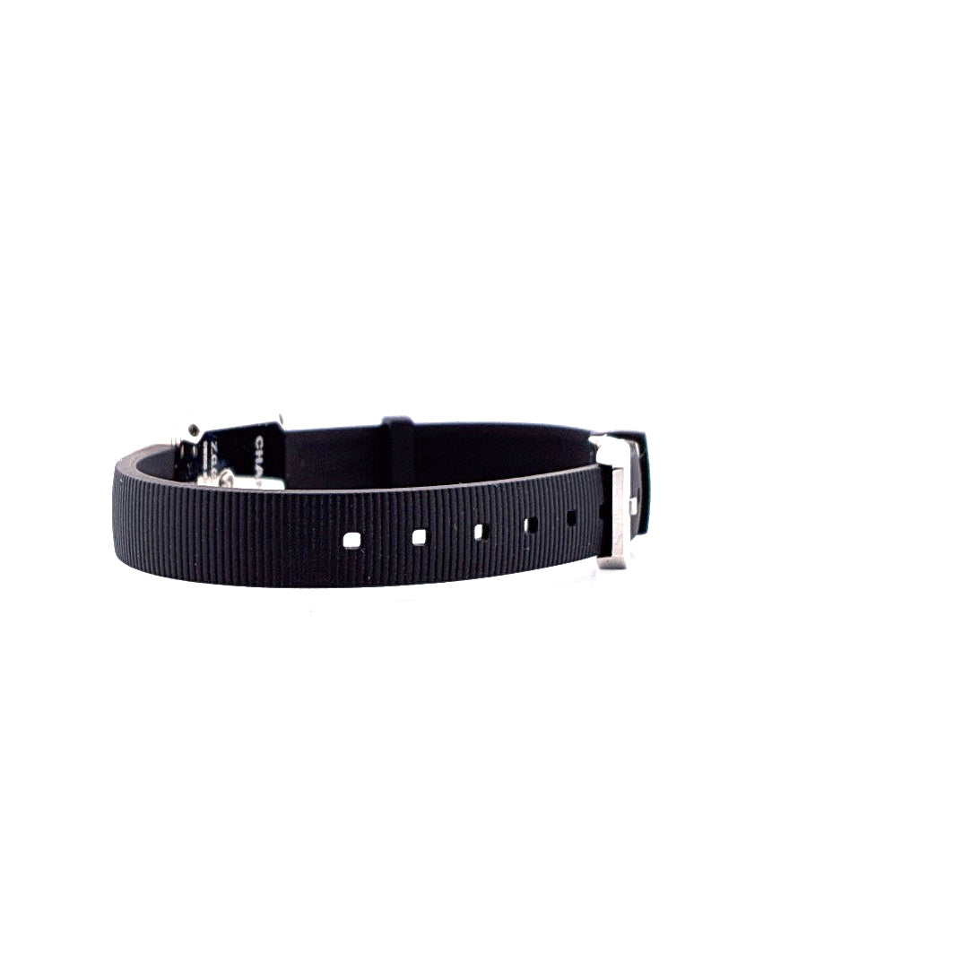 Schwarzes Chanel Premiere Armband mit geriffelter Textur und silberner Schließe auf weißem Hintergrund
