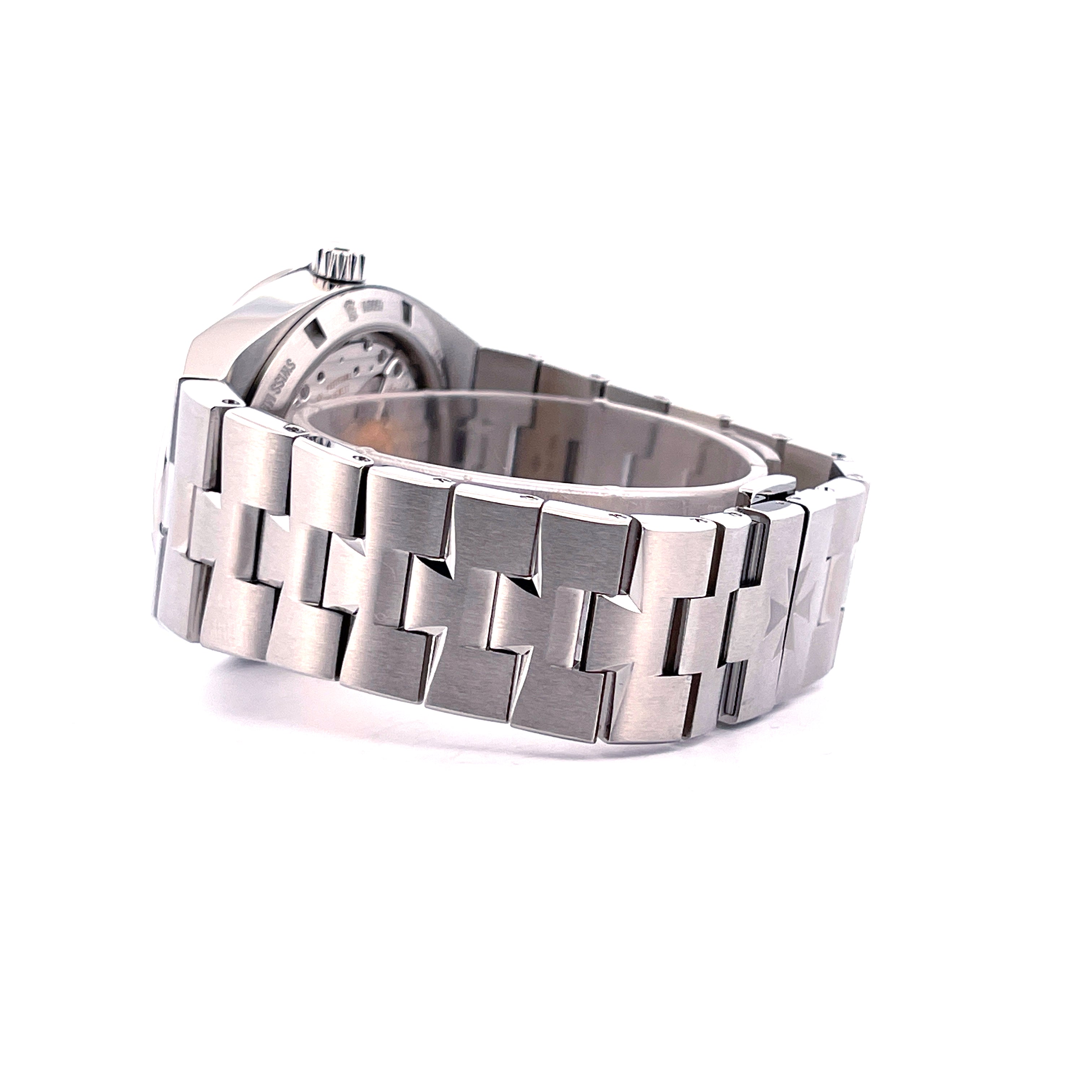Vacheron Constantin Overseas Edelstahl Uhr von der Seite mit schraffiertem Gliederarmband auf weissem Hintergrund