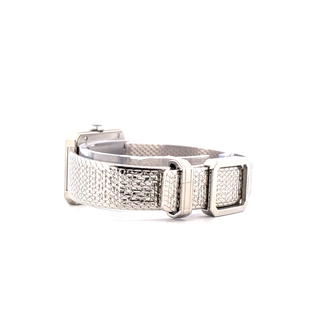 Seitenansicht einer ungetragenen Chanel Boyfriend Uhr aus Edelstahl mit strukturiertem Armband und silberner Schließe