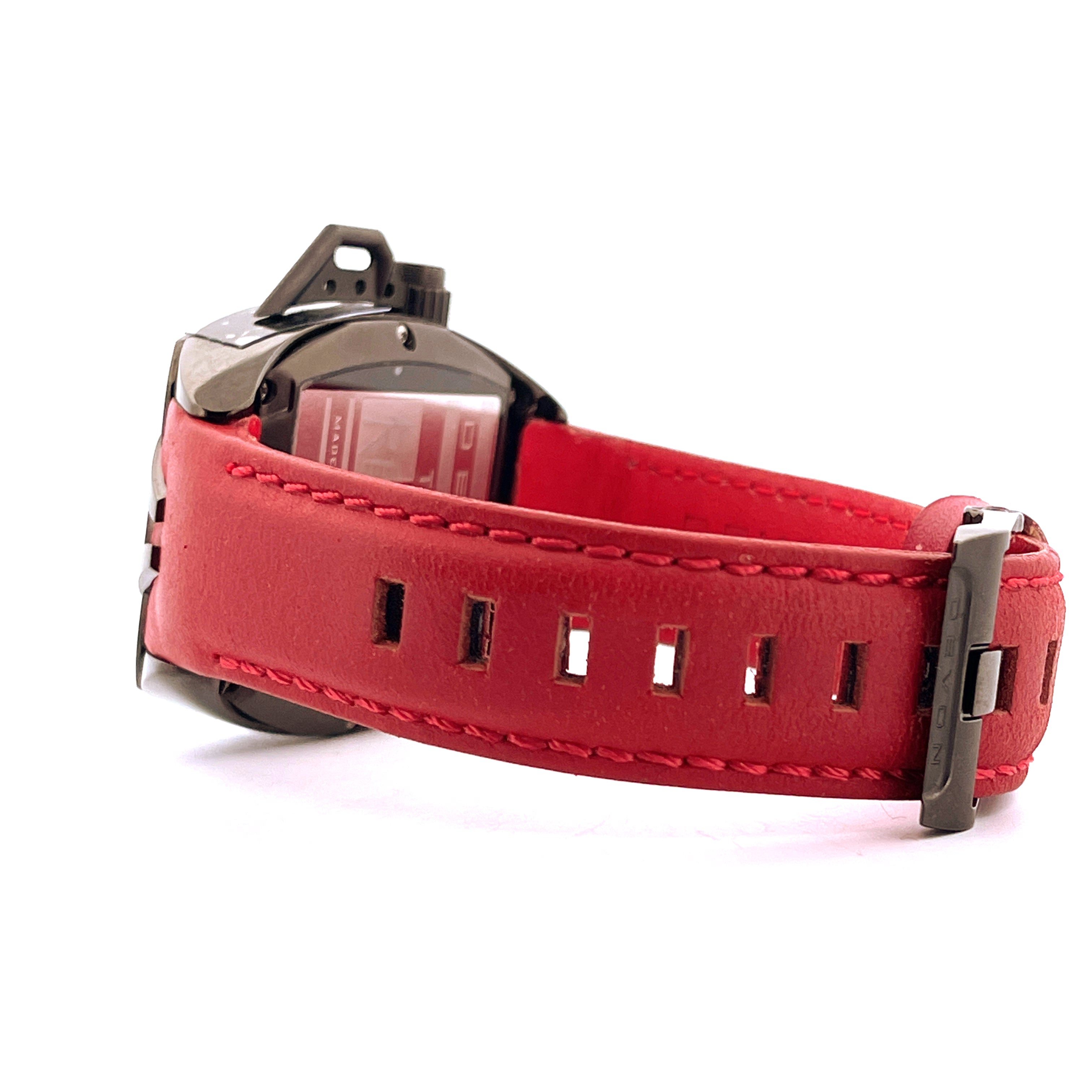 Seitenansicht einer Devon Tread 2 Uhr mit rotem Lederarmband und schwarzem Stahlgehäuse auf weißem Hintergrund