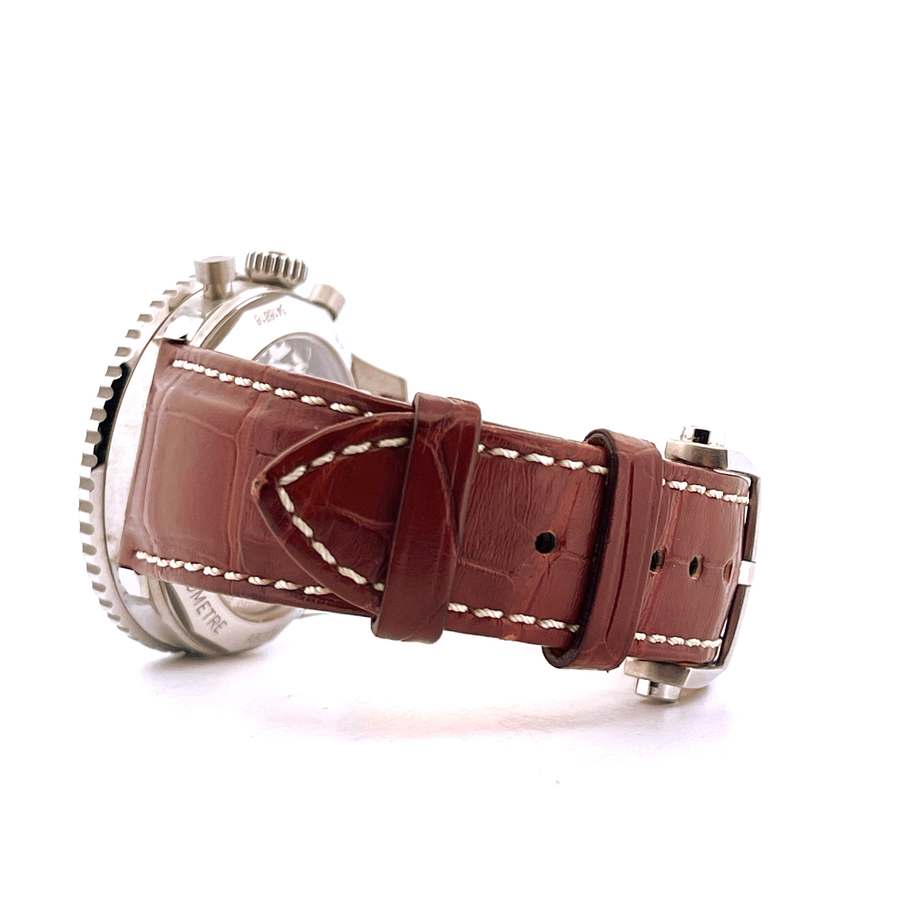 Seitenansicht eines Breitling Navitimer B01 Chronograph mit braunem Lederarmband