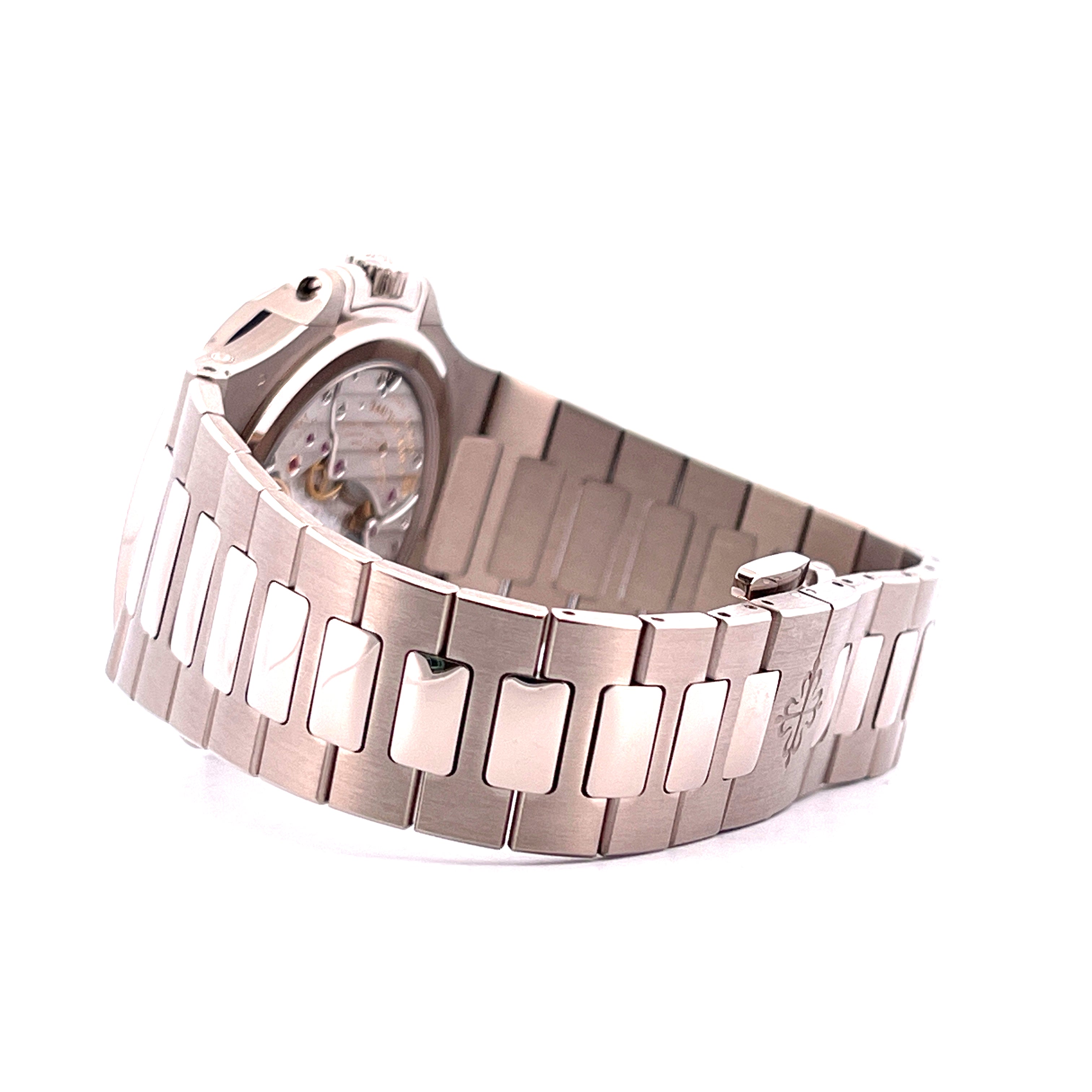 Patek Philippe Nautilus Perpetual Calendar Weißgold von der Seite auf weißem Hintergrund