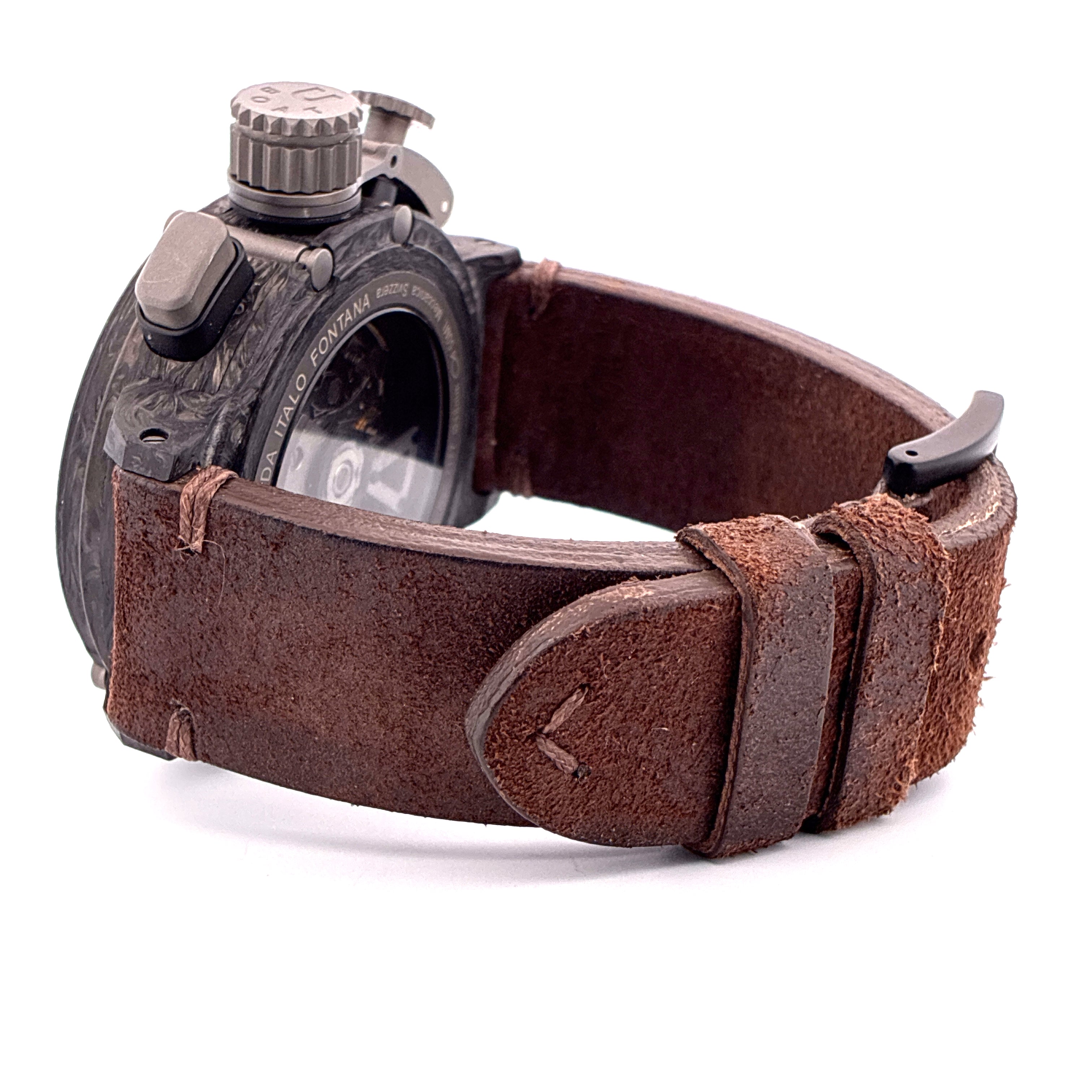 U-BOAT Chimera 48mm Carbon Automatik mit braunem Lederarmband Seitenansicht Detailaufnahme