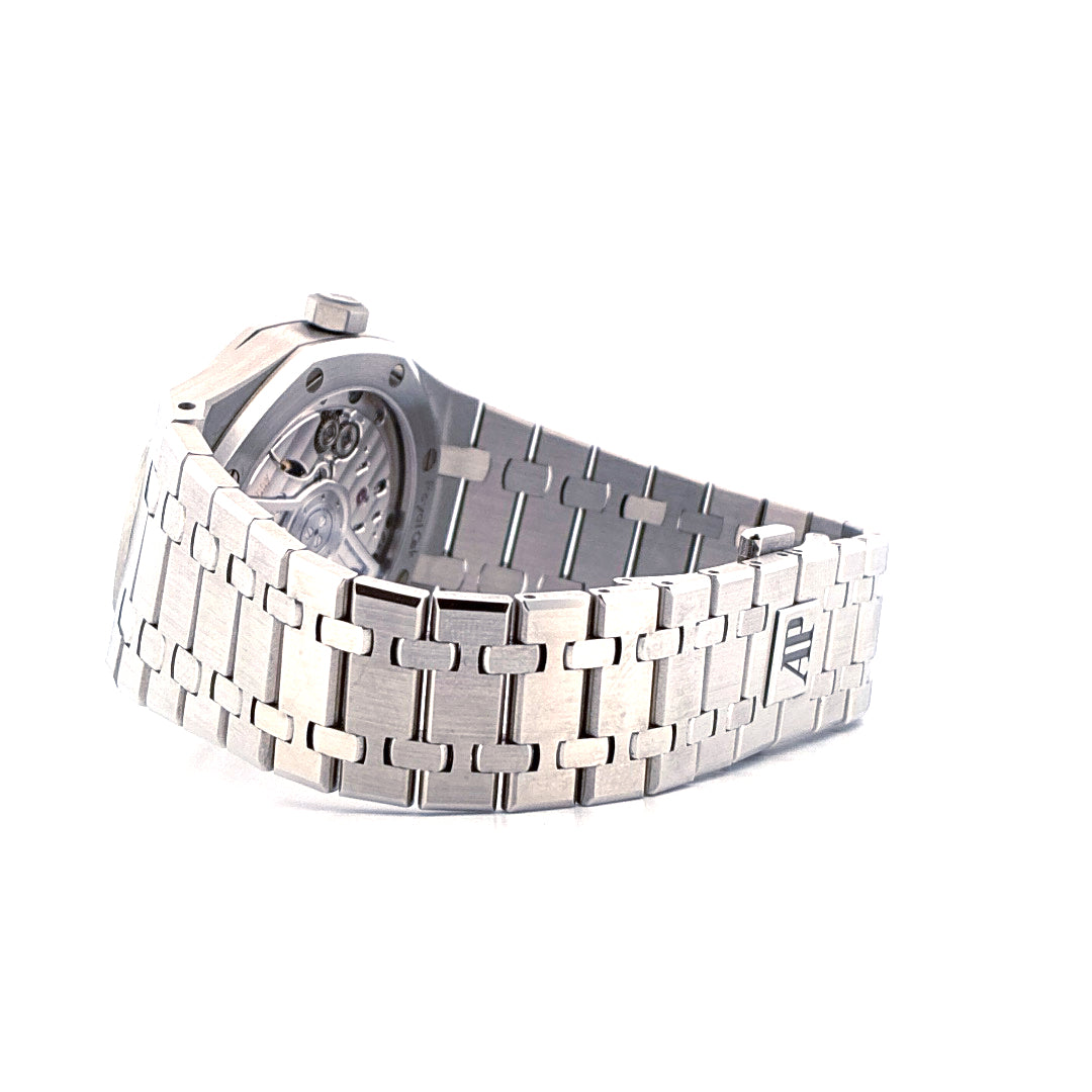 Seitenansicht der Audemars Piguet Royal Oak 50th Anniversary aus Edelstahl mit Sicht auf das Uhrwerk und das Armband