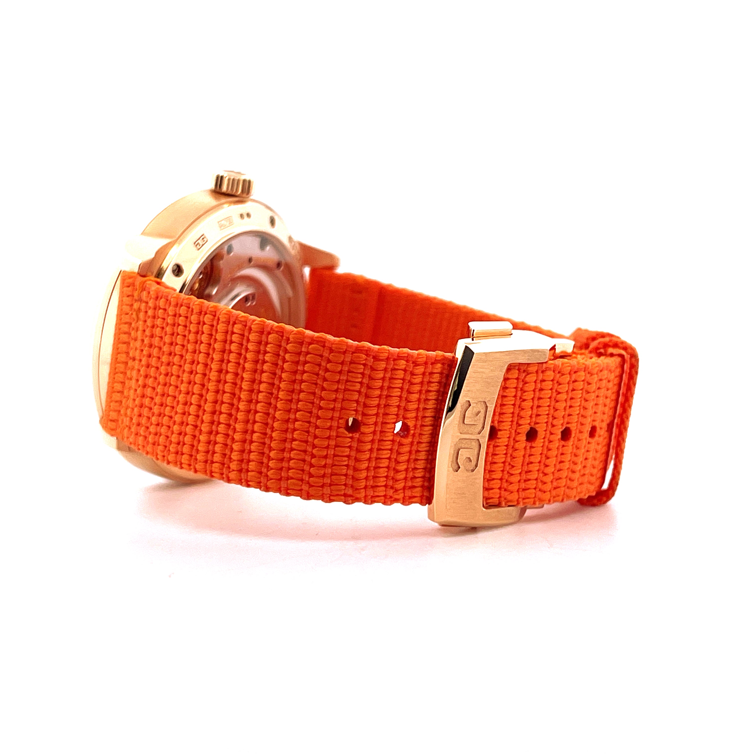 Glashütte Original Panomaticcalendar Roségold Seitenansicht eines roségoldenen Gehäuses mit orangefarbenem Textilarmband