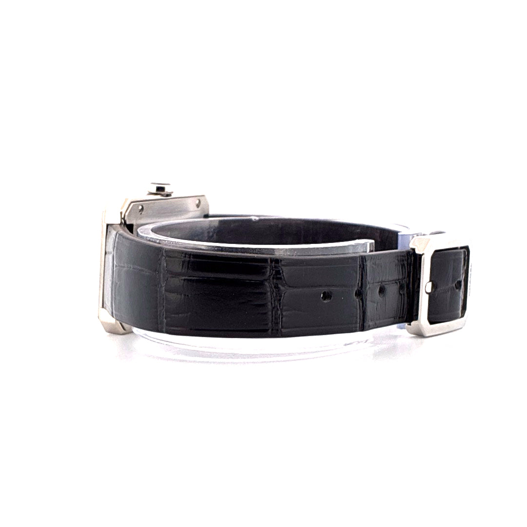 Chanel Boyfriend Uhr im Profil mit schwarzem Krokolederband und Edelstahlschließe
