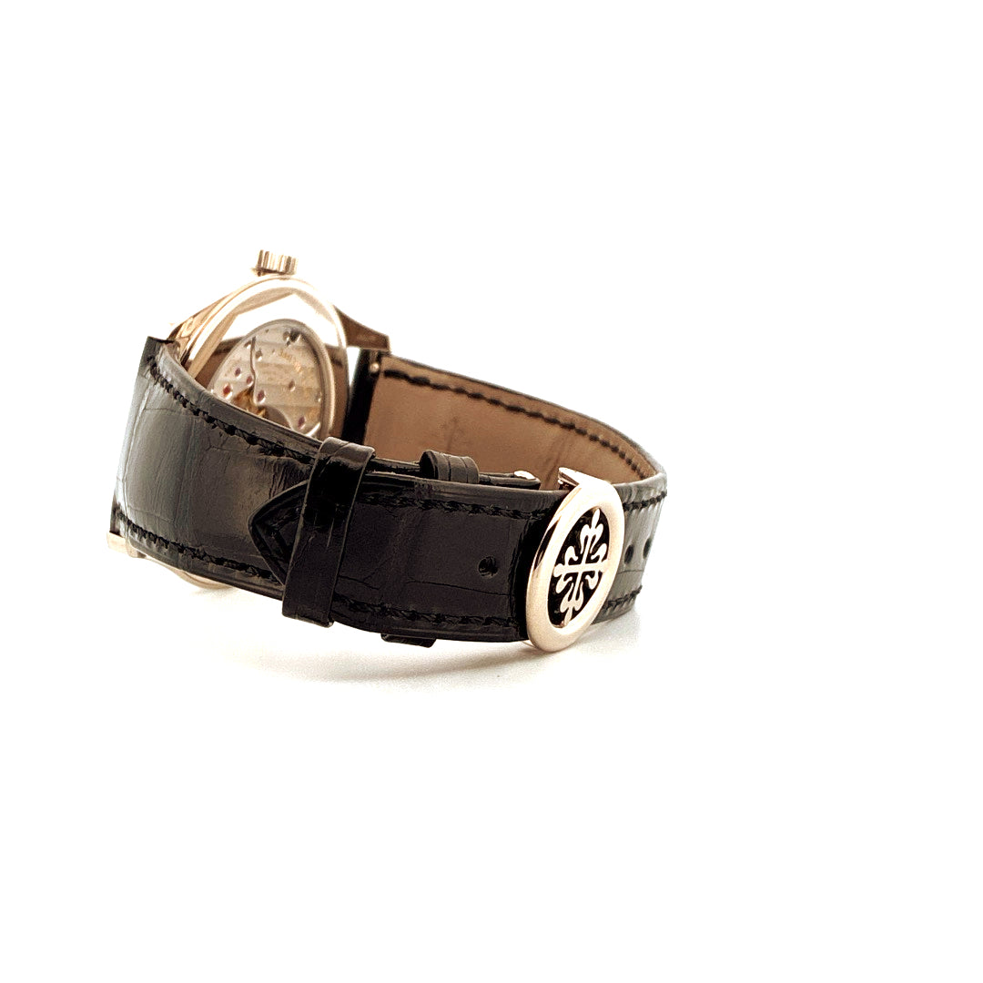 Seitenansicht einer Patek Philippe Calatrava Weißgold mit schwarzem Lederarmband und charakteristischer Schließe