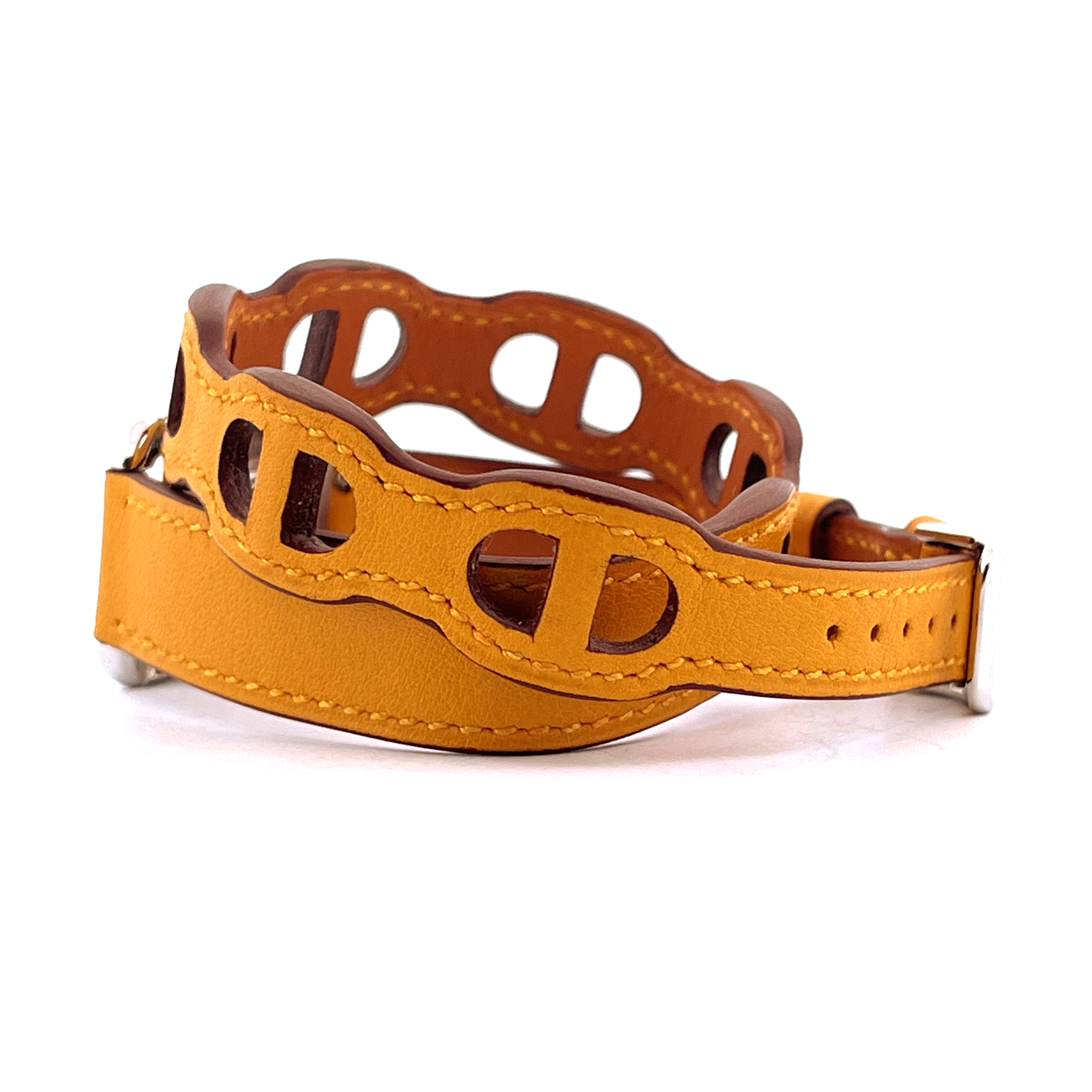 Hermès Cape Cod Armband aus bernsteinfarbenem Leder mit perforierten "H"-Motiven auf weißem Hintergrund