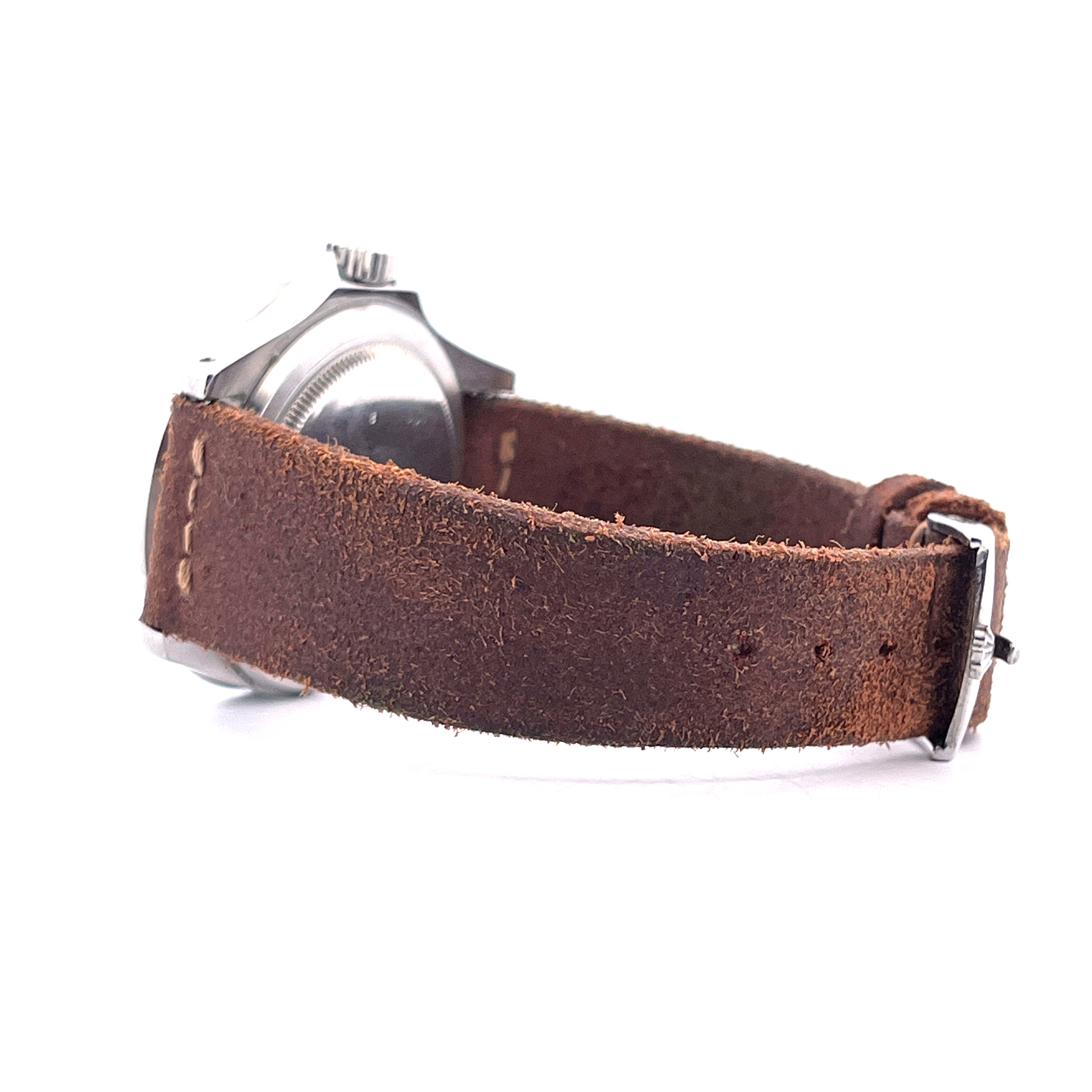 Seitenansicht einer gebrauchten Rolex Submariner Ref. 5512 aus Stahl mit braunem Lederarmband