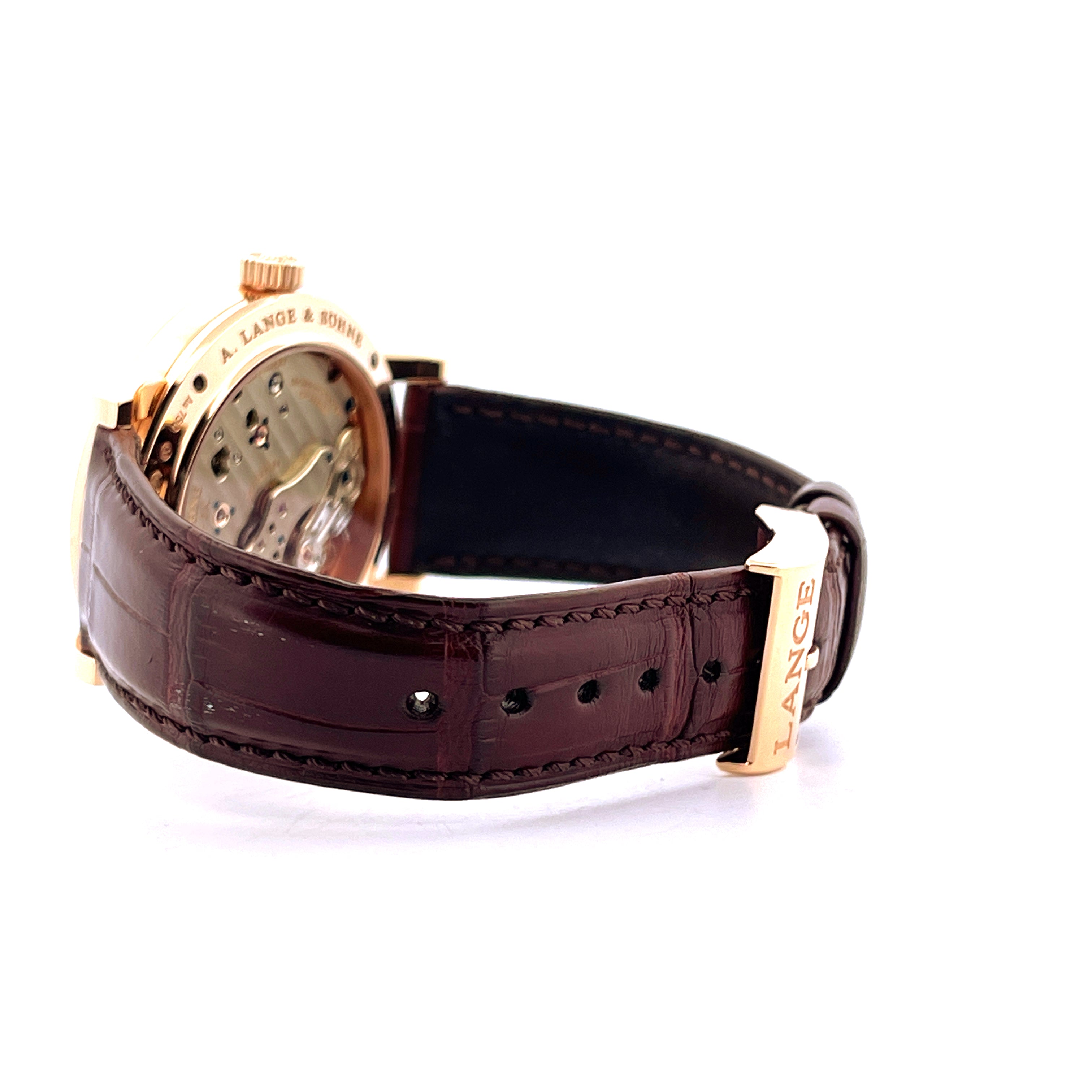 A. Lange & Söhne Richard Lange: Rückansicht der Roségold-Uhr mit braunem Kroko-Lederband und Logo auf Schließe