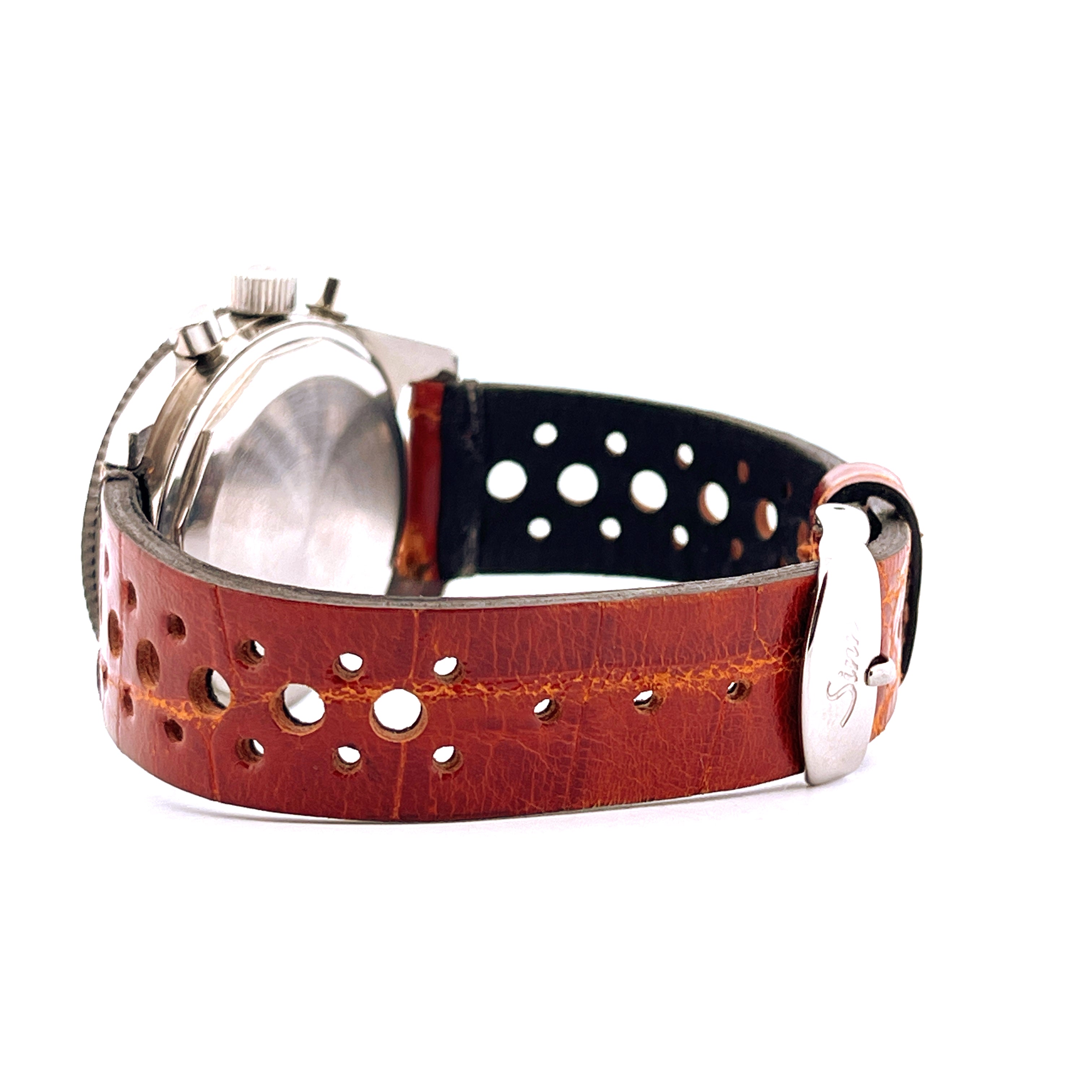 Sinn Vintage Chronograph 102A Seitenansicht mit braunem Lochlederarmband und Stahlschließe