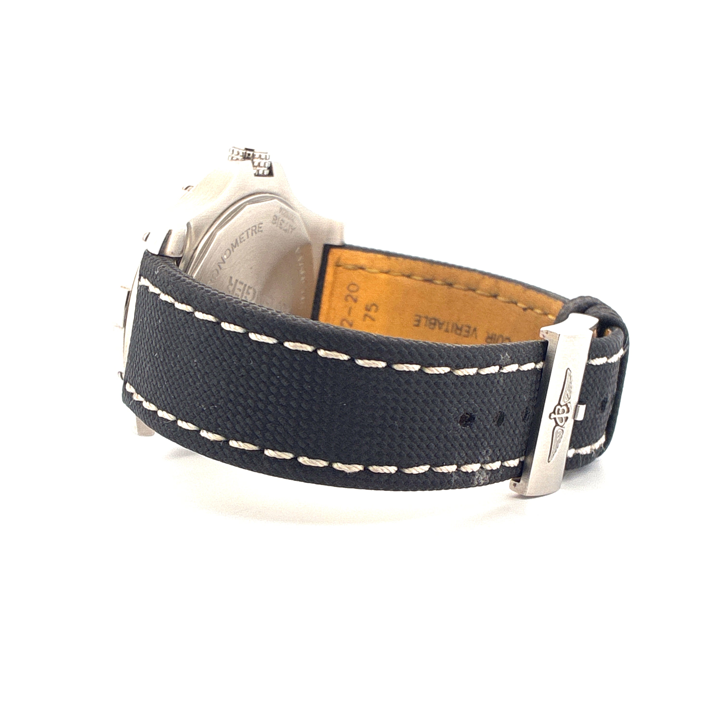Breitling Avenger Automatic 43 Armband mit Schließe im Detail von der Seite
